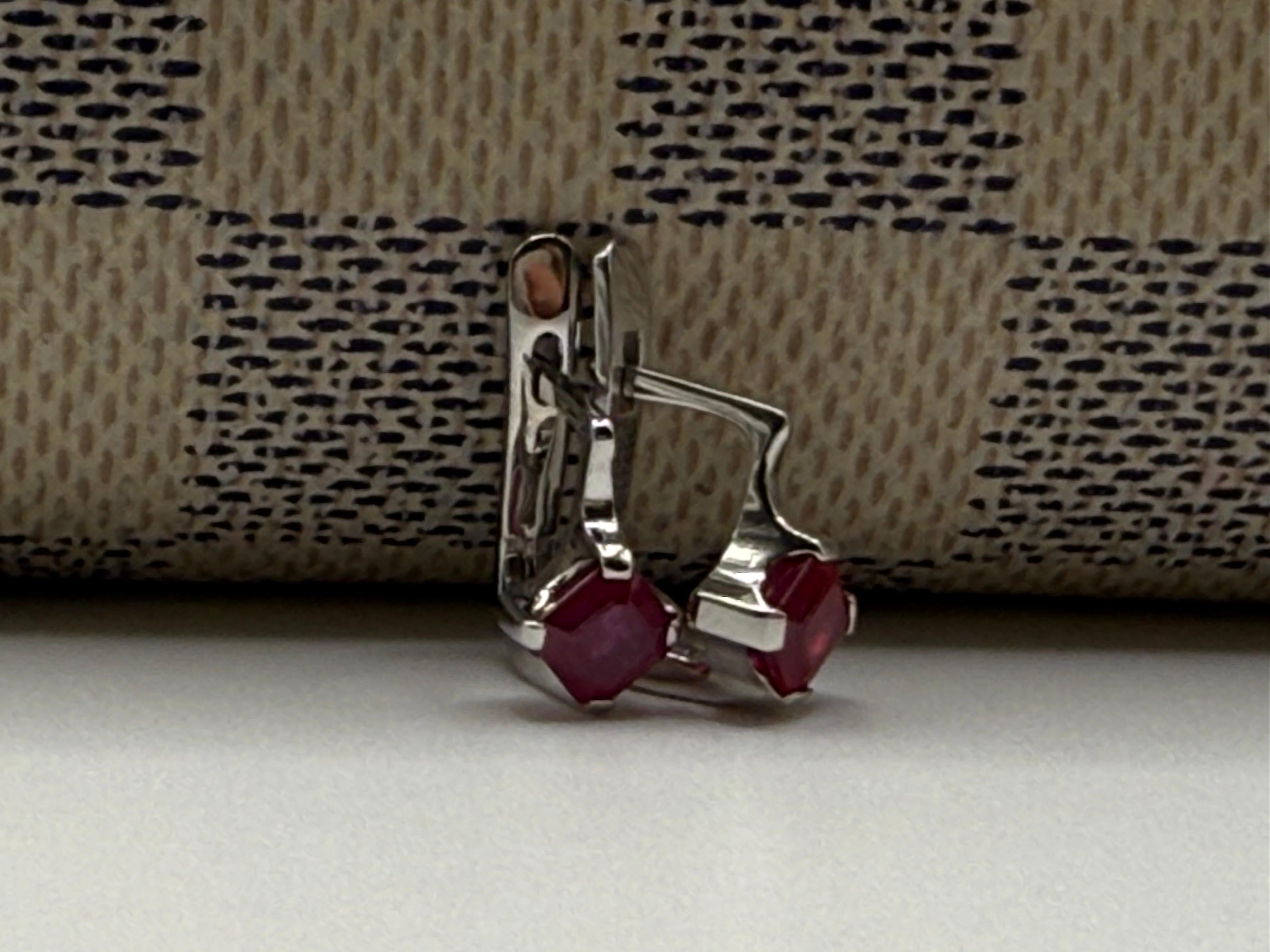 Boucles d'oreilles Art déco en or blanc 14 carats avec rubis naturel taille asscher en vente 5
