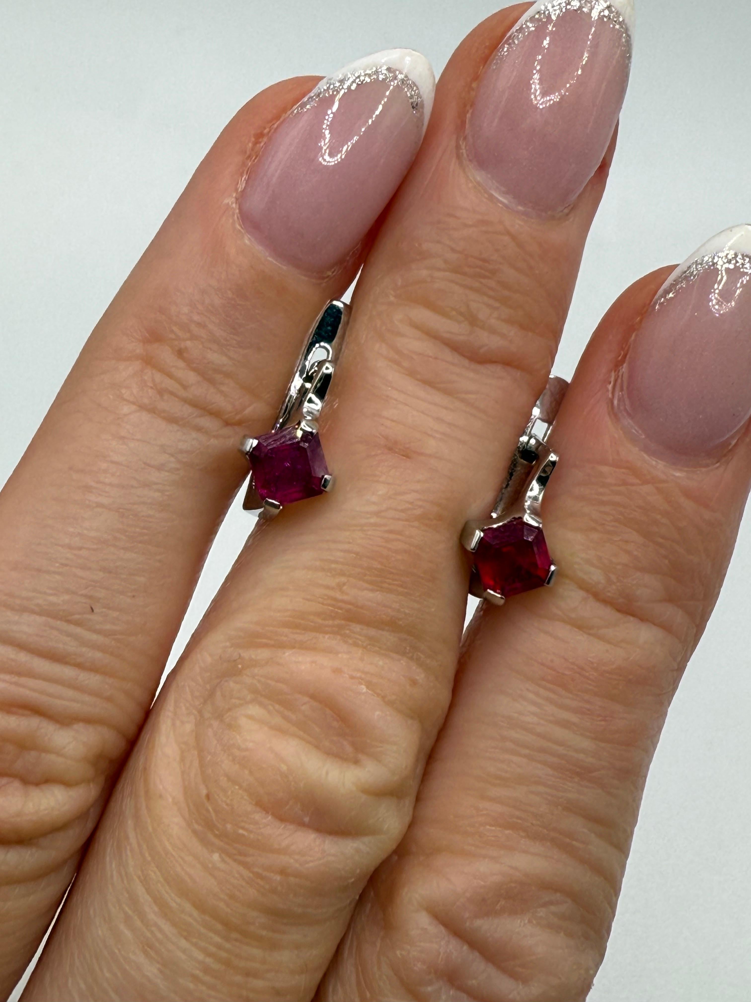 Taille carrée Boucles d'oreilles Art déco en or blanc 14 carats avec rubis naturel taille asscher en vente