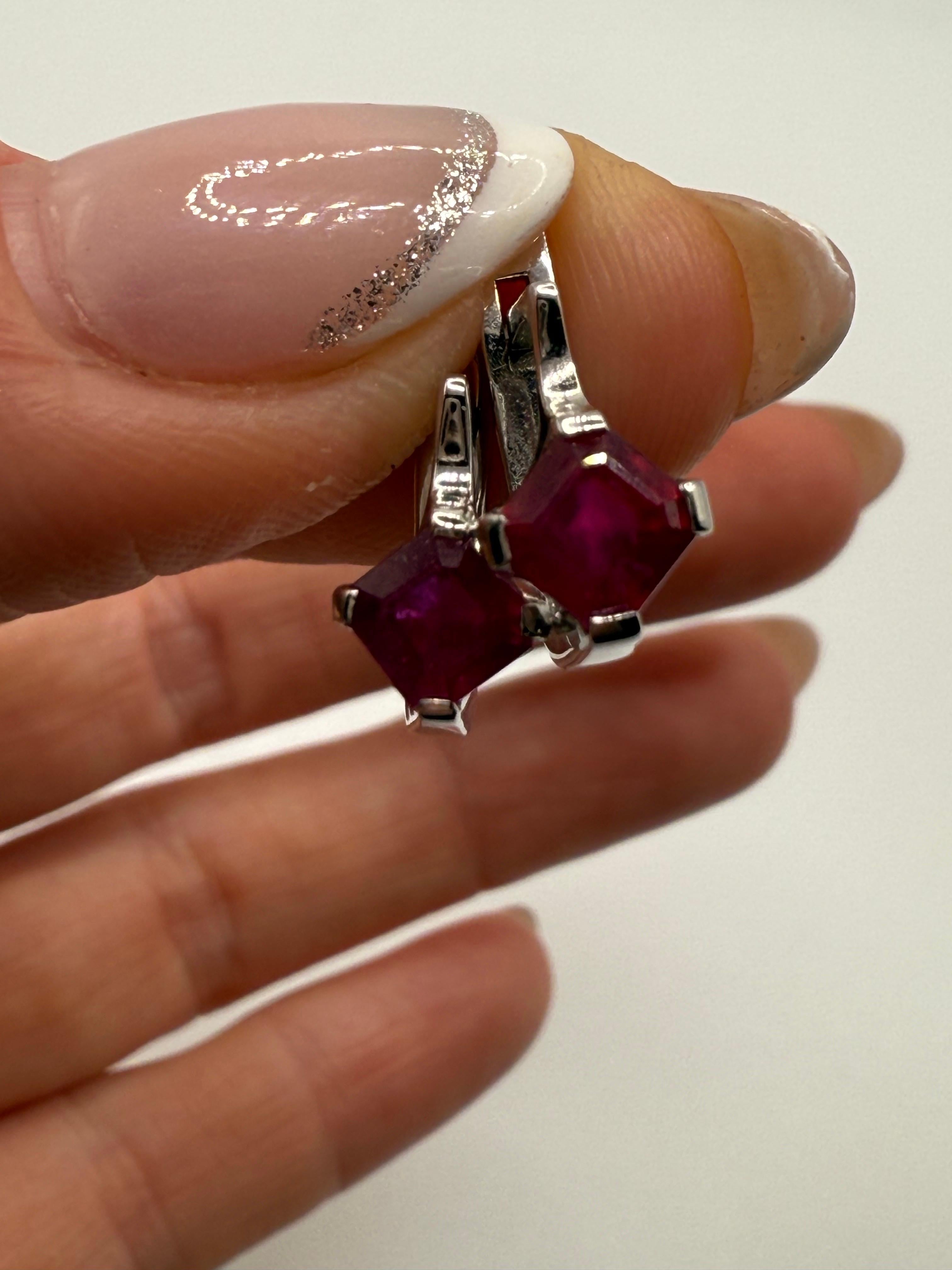 Boucles d'oreilles Art déco en or blanc 14 carats avec rubis naturel taille asscher Excellent état - En vente à Boca Raton, FL