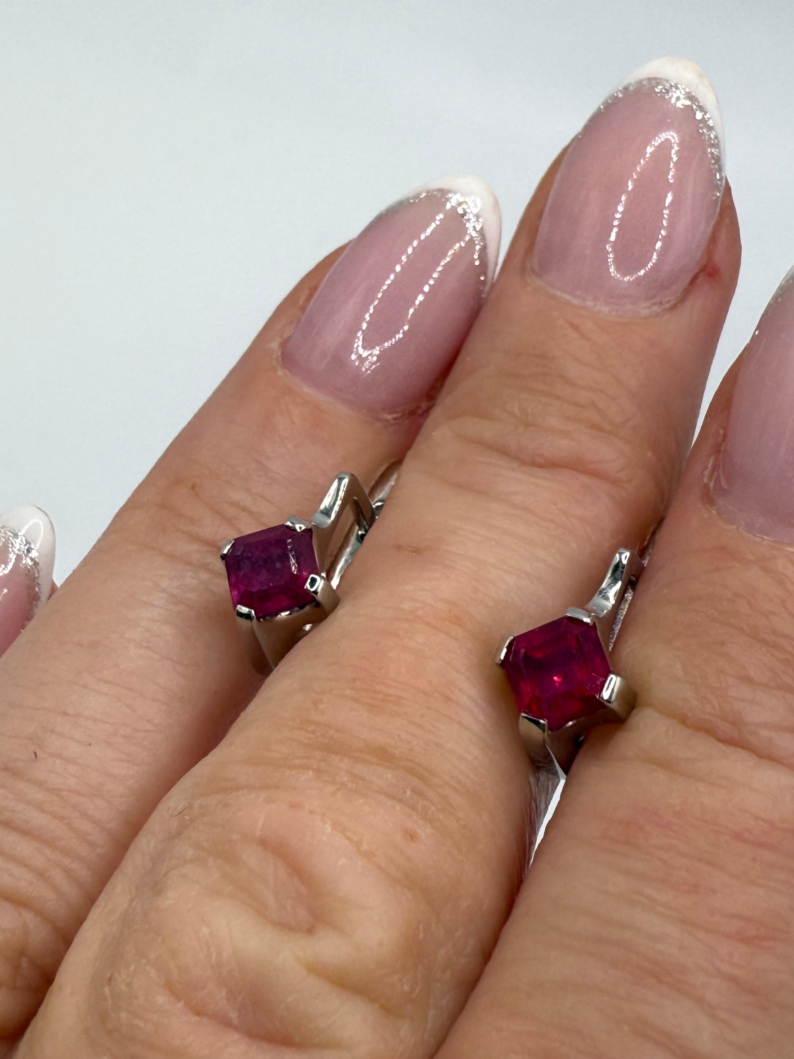 Boucles d'oreilles Art déco en or blanc 14 carats avec rubis naturel taille asscher en vente 1