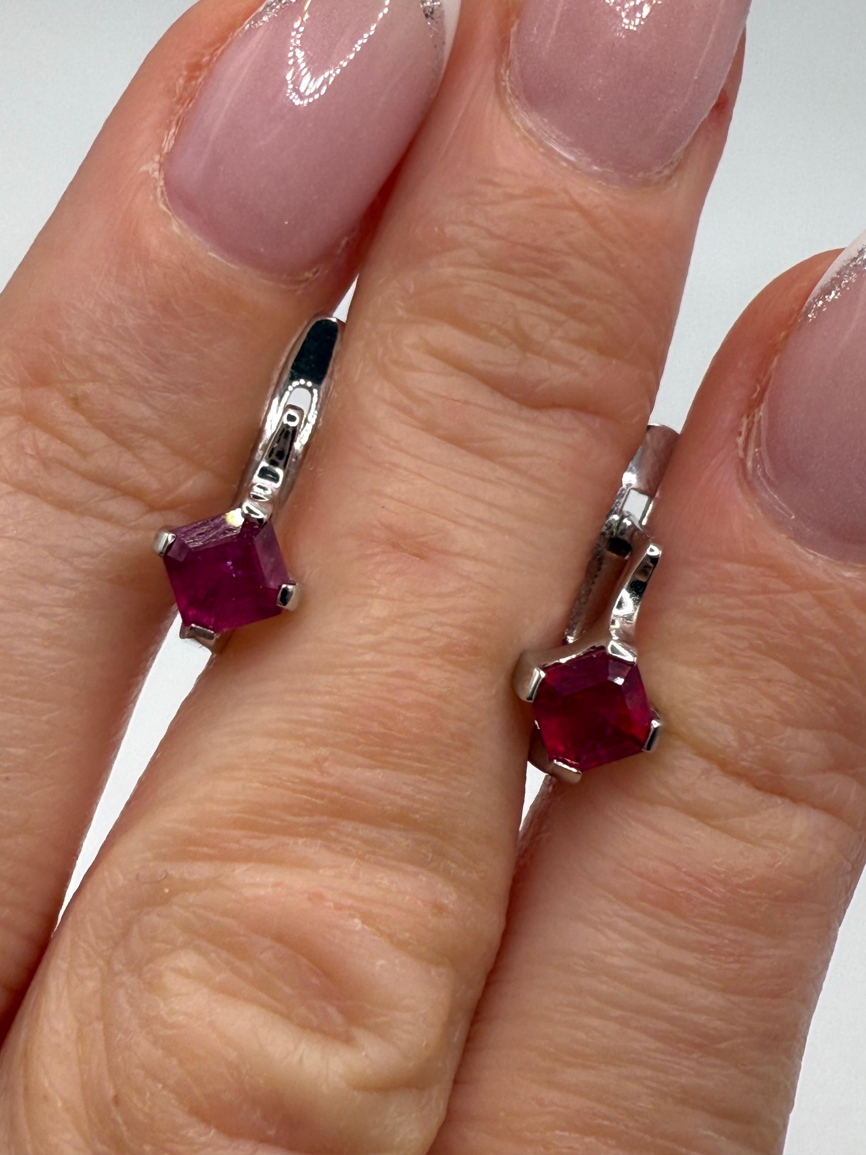 Boucles d'oreilles Art déco en or blanc 14 carats avec rubis naturel taille asscher en vente 2