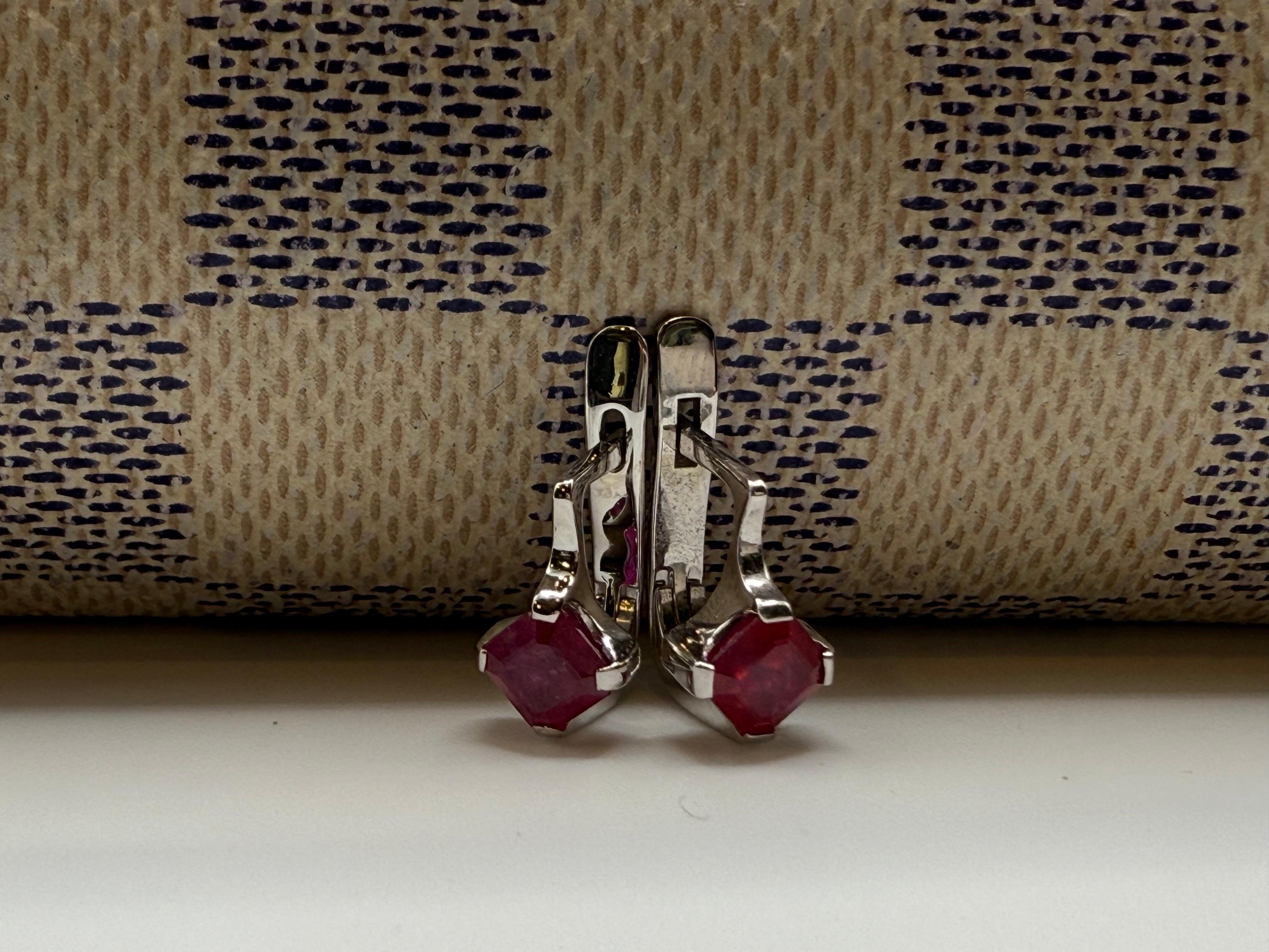 Boucles d'oreilles Art déco en or blanc 14 carats avec rubis naturel taille asscher en vente 3
