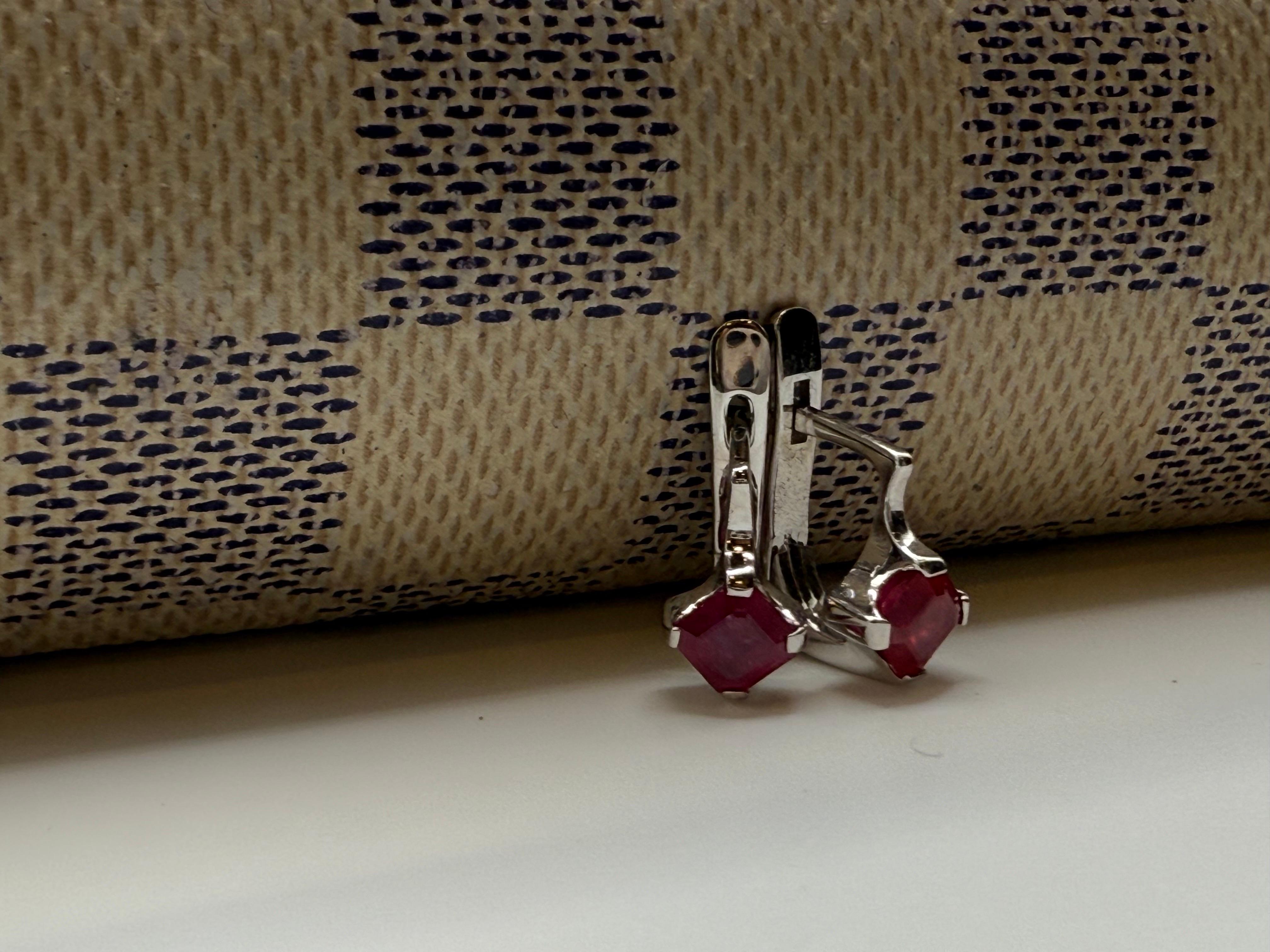 Boucles d'oreilles Art déco en or blanc 14 carats avec rubis naturel taille asscher en vente 4