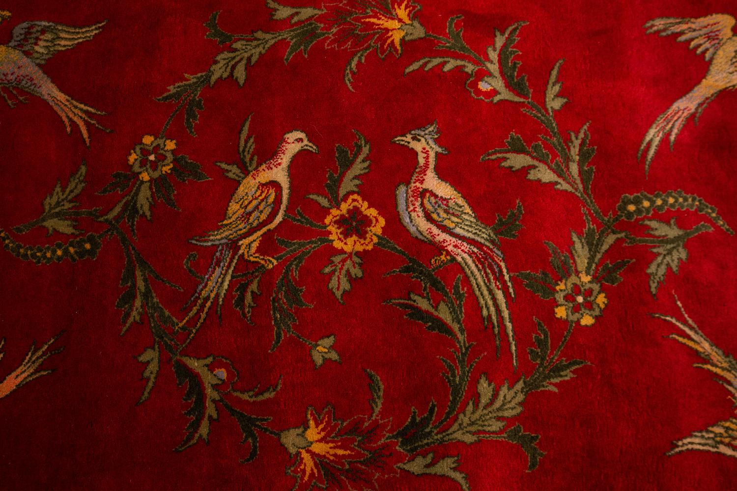 Europäischer Teppich, Kirschbaumholzfeld mit Vögeln und Blumenringen, um 1880 (Wolle) im Angebot