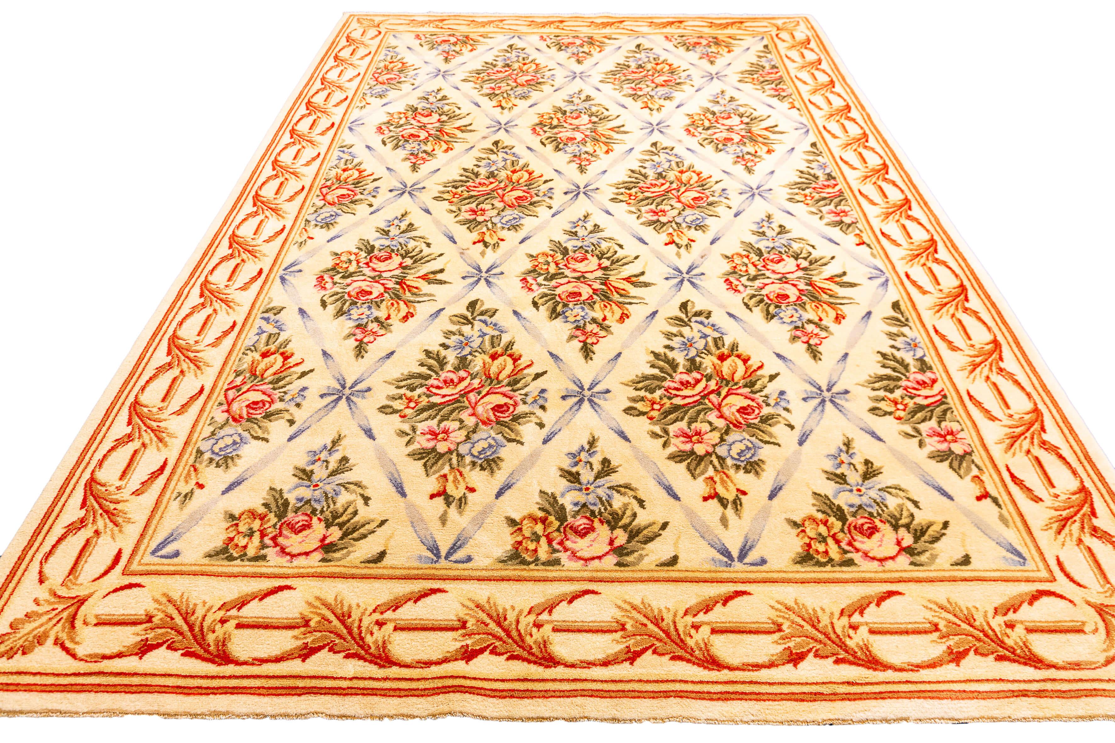Europäischer Teppich Florales Design Beige Farbe (Handgeknüpft) im Angebot