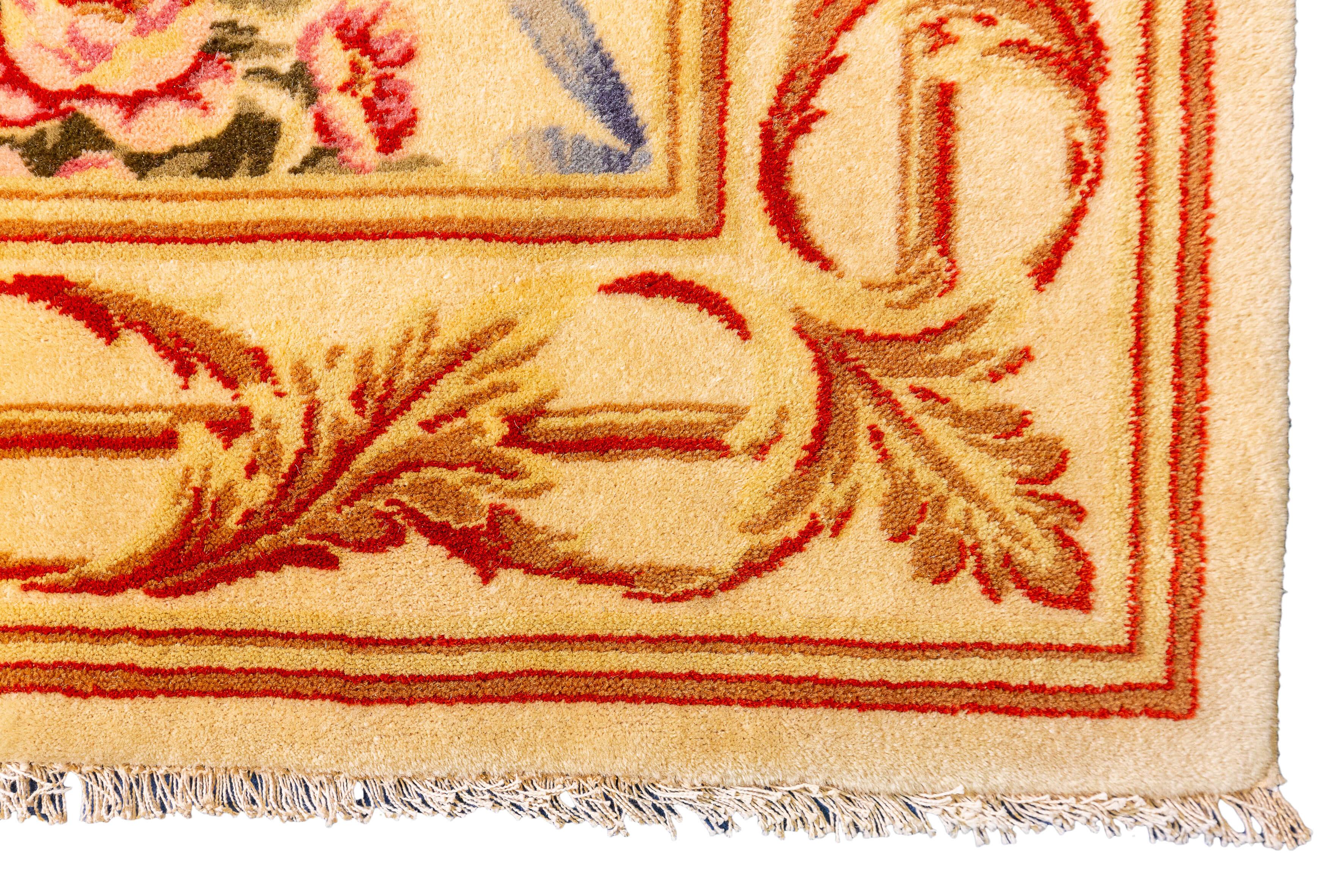 Europäischer Teppich Florales Design Beige Farbe im Zustand „Gut“ im Angebot in Ferrara, IT