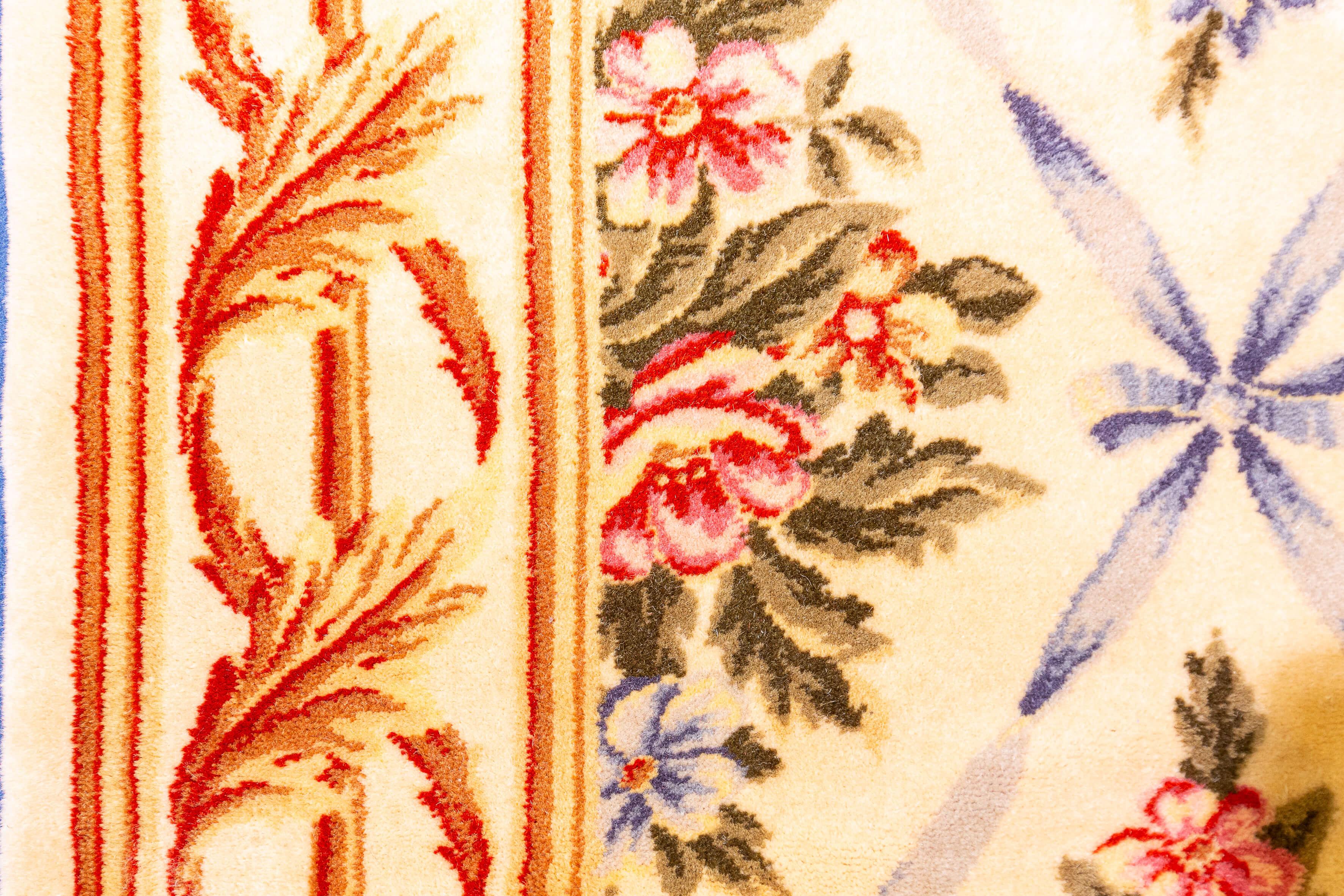 Europäischer Teppich Florales Design Beige Farbe (Wolle) im Angebot