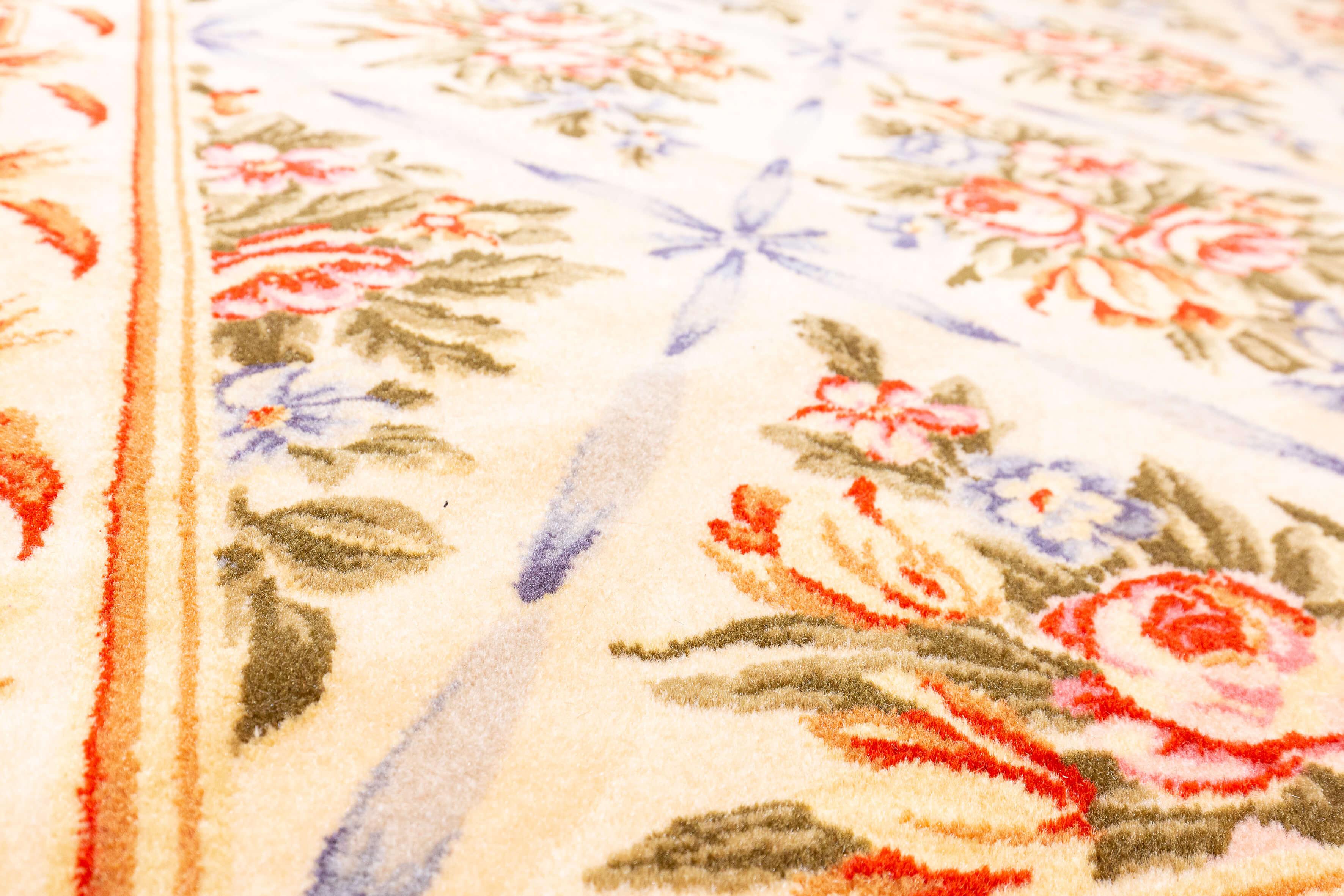 Europäischer Teppich Florales Design Beige Farbe im Angebot 1