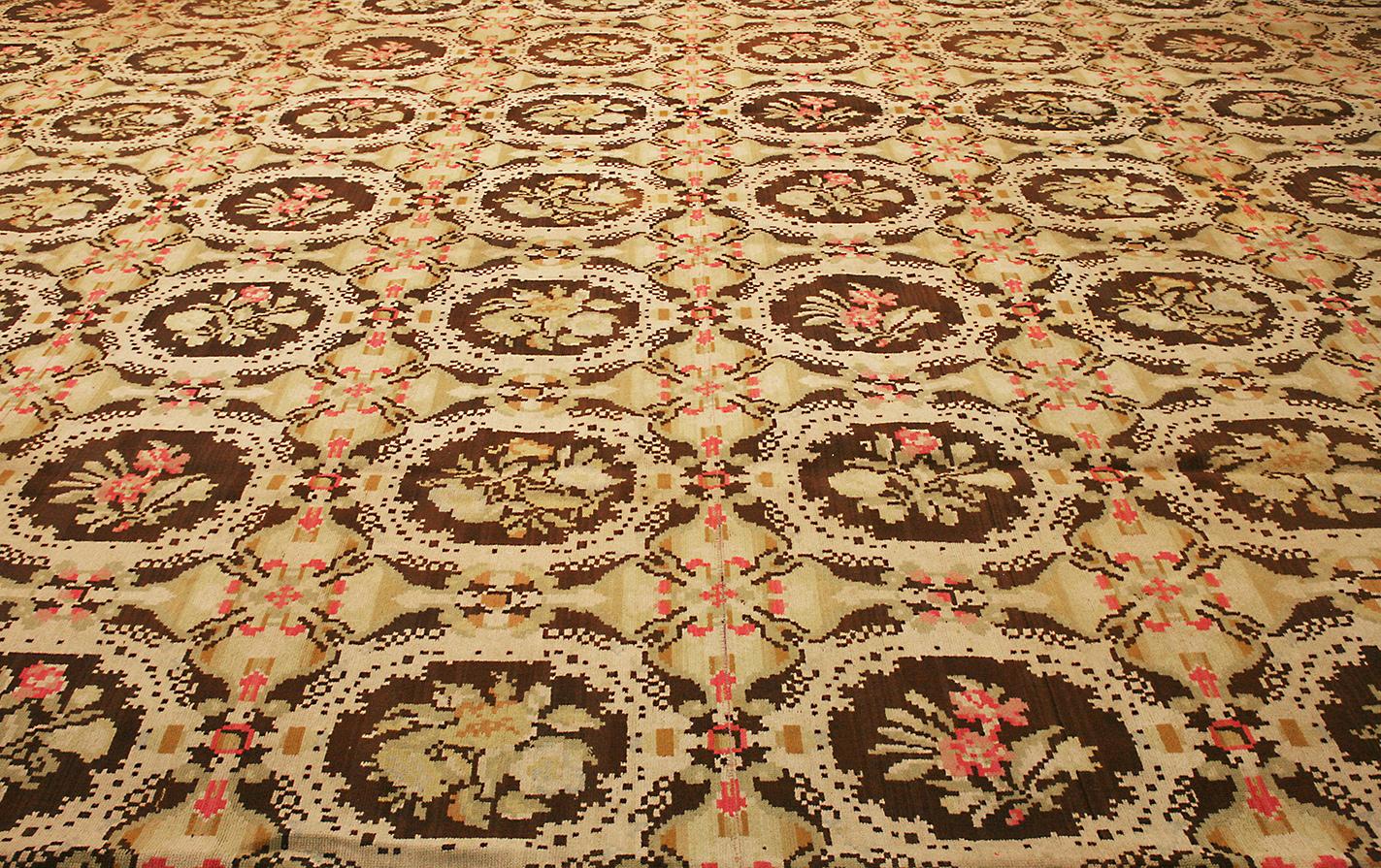 Dieser prächtige europäische Teppich mit einer beeindruckenden Größe von 400 x 565 cm strahlt zeitlose Eleganz und Raffinesse aus. Inspiriert von den klassischen Aubusson-Mustern in Frankreich weist dieser Teppich ein wunderschönes symmetrisches