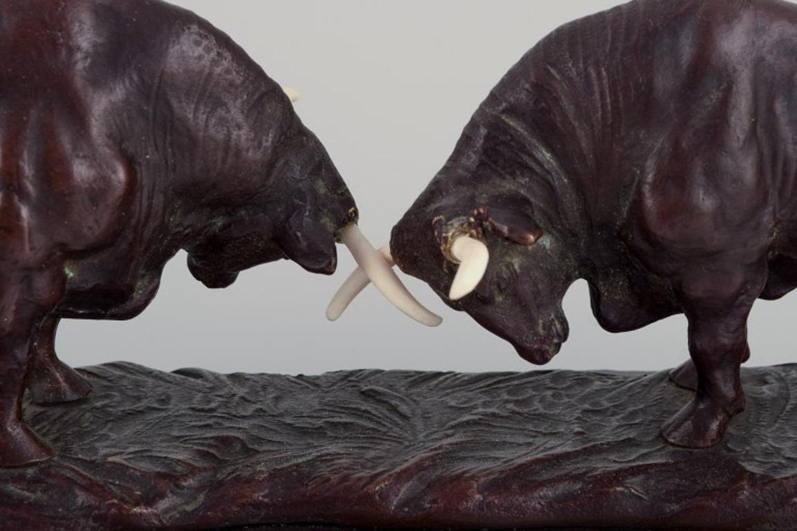 Sconosciuto Scultore europeo. Tori in combattimento. Scultura Art Déco in bronzo patinato in vendita