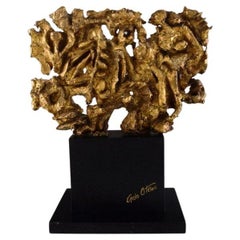 Europäischer Bildhauer, große Skulptur aus golddekoriertem Metall auf Marmorsockel