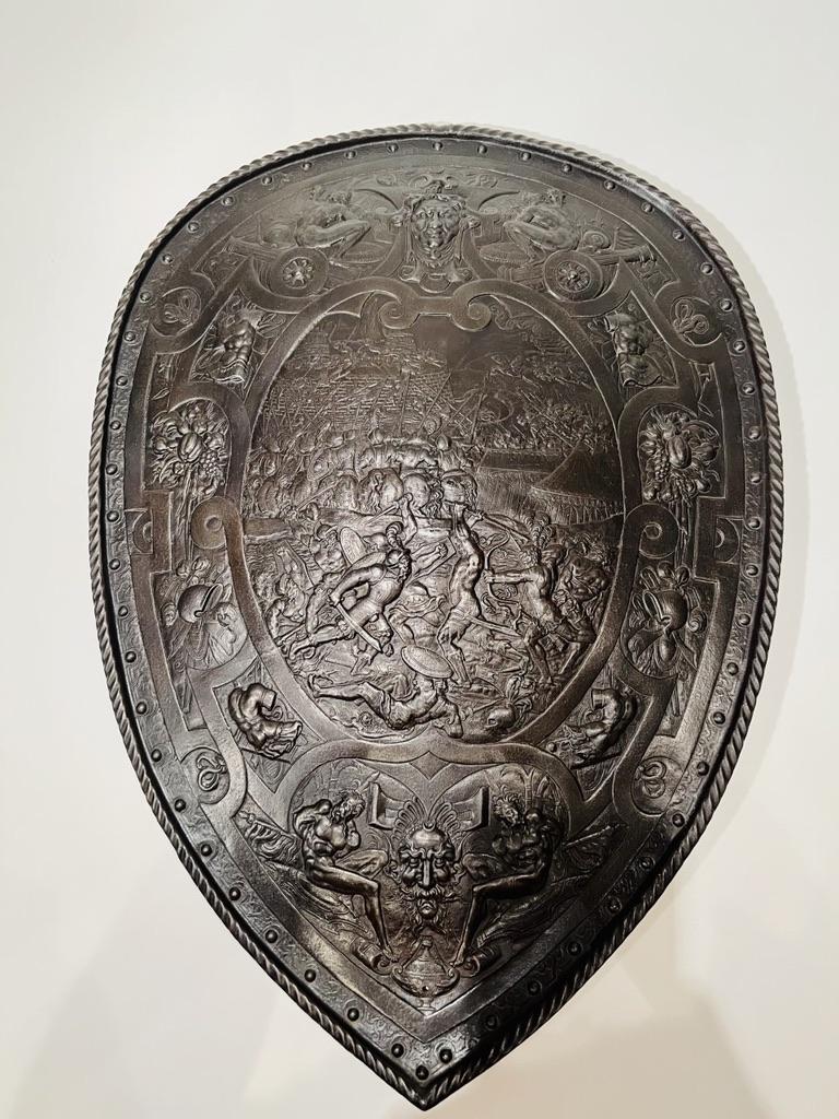 Incredible original and rare european shield in bronze with careful chiseling depicting a battle circa 1700. Fantastic.
