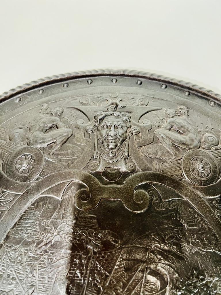 European shield in bronze with careful chiseling depicting a battle circa 1700 In Excellent Condition In Rio De Janeiro, RJ