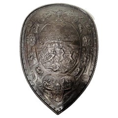 Europäischer Schild aus Bronze mit sorgfältiger Ziselierung, der eine Schlacht darstellt, um 1700