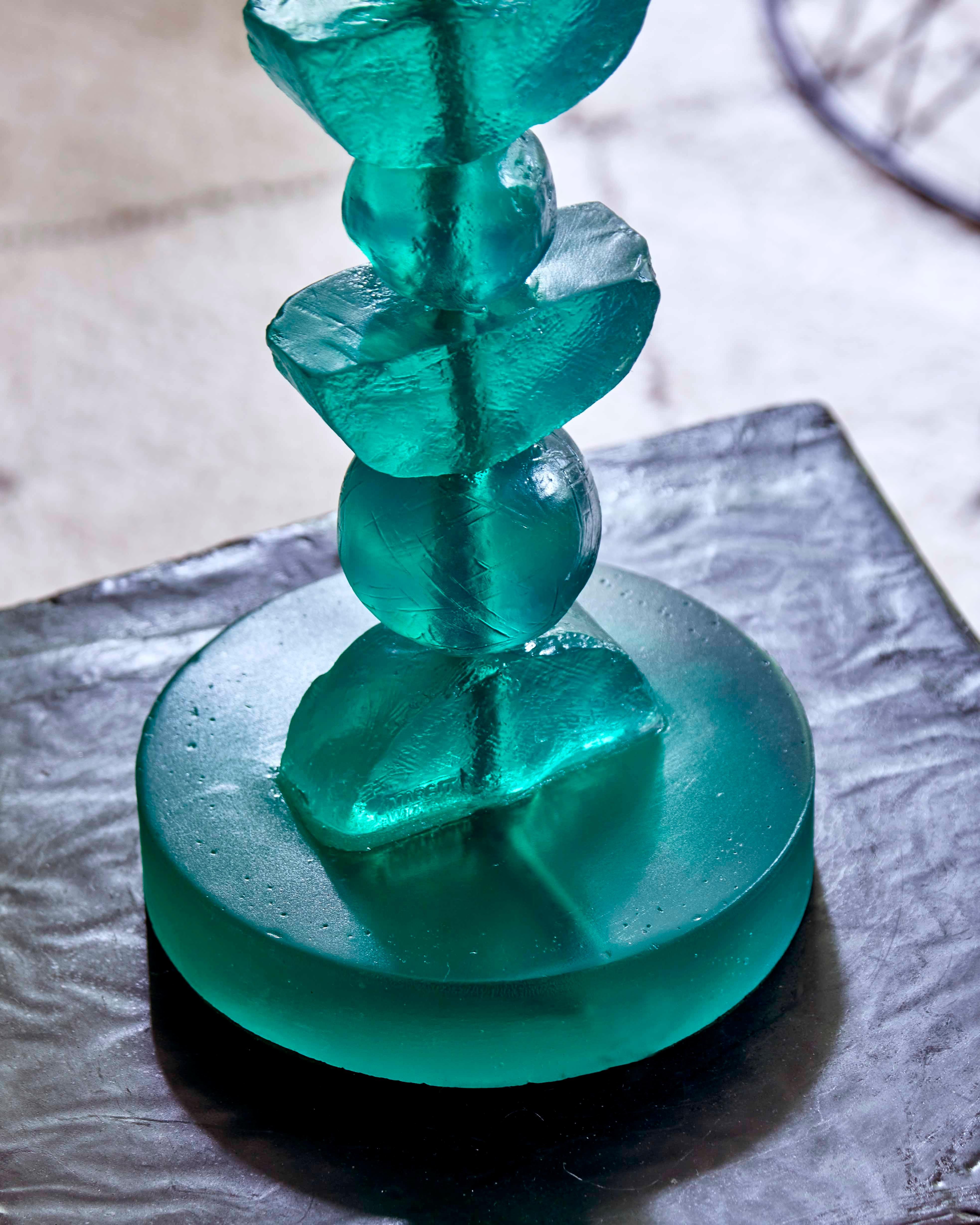 NOUVELLE COLLECTION : Cette lampe de table contemporaine de Margit Wittig repose sur une base ronde. Le matériau choisi par Wittig pour cette lampe de table unique du 21e siècle est la résine verte époxy coulée, qui donne à cet objet d'art
