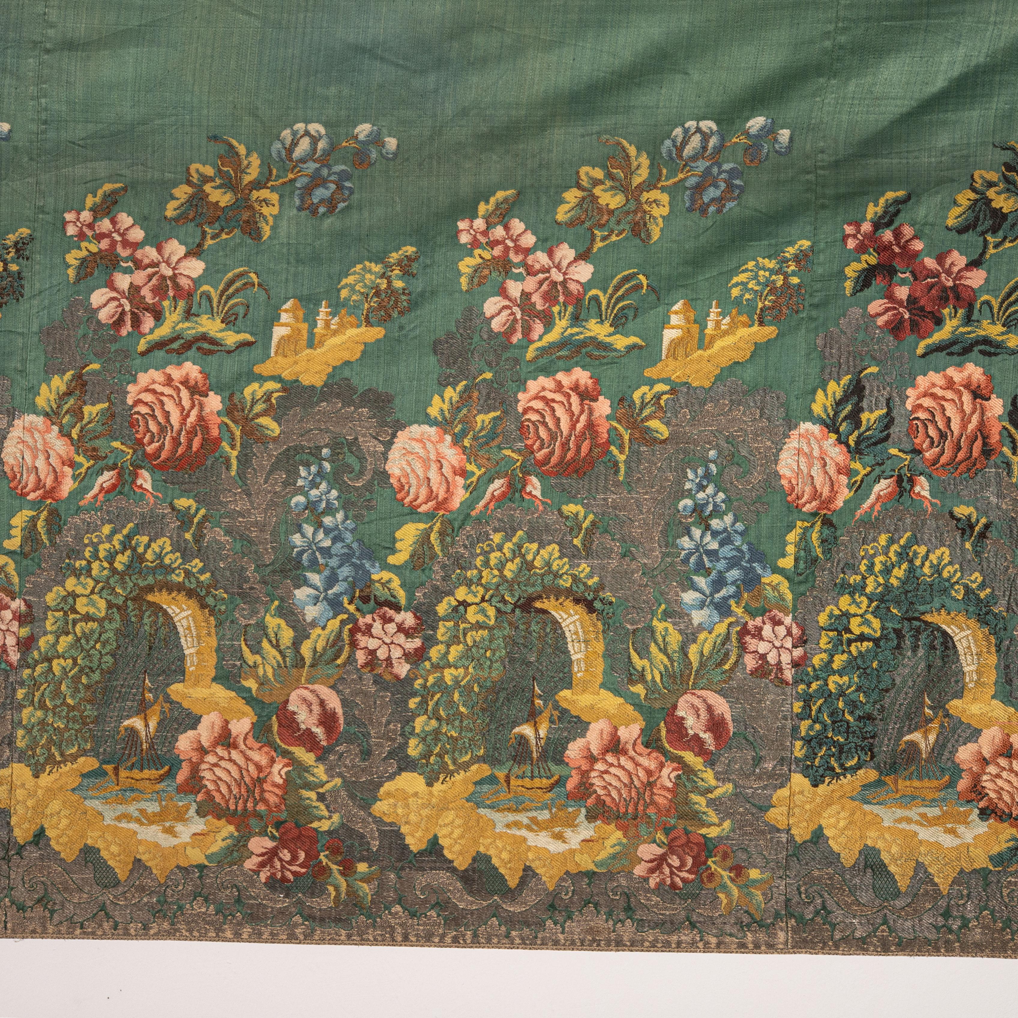 European Silk and Metallic Thread Brocaded Textile, 18th C. In Good Condition For Sale In Istanbul, TR