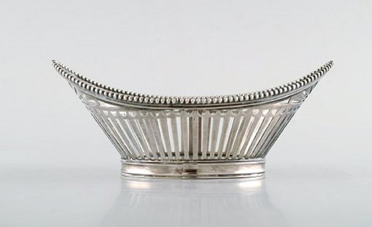 European silversmith. A pair of silver bowls with reticulated decoration, circa 1900.
In very good condition.
Stamped.
Measures: 13.5 x 5.3 cm.