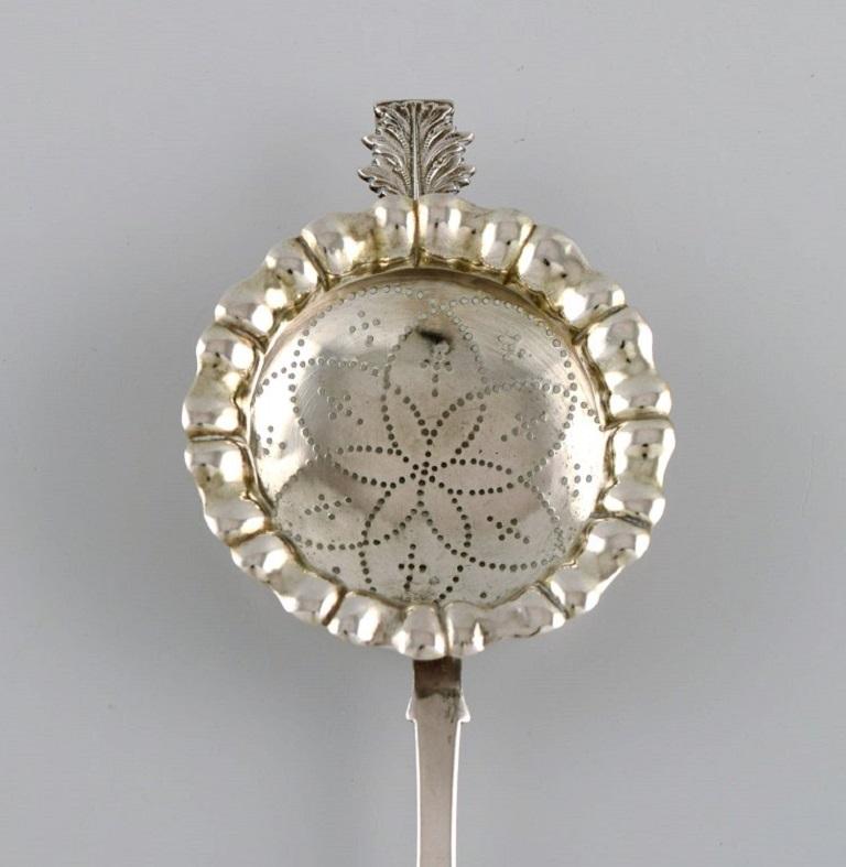 European silversmith. Antique silver tea strainer. 1800s.
Length: 17 cm.
In excellent condition.
Stamped.
Large private collection of European silver tea strainers.