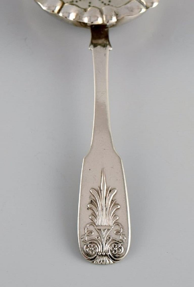 European silversmith. Antique silver tea strainer. 19th C. In Excellent Condition For Sale In Copenhagen, DK