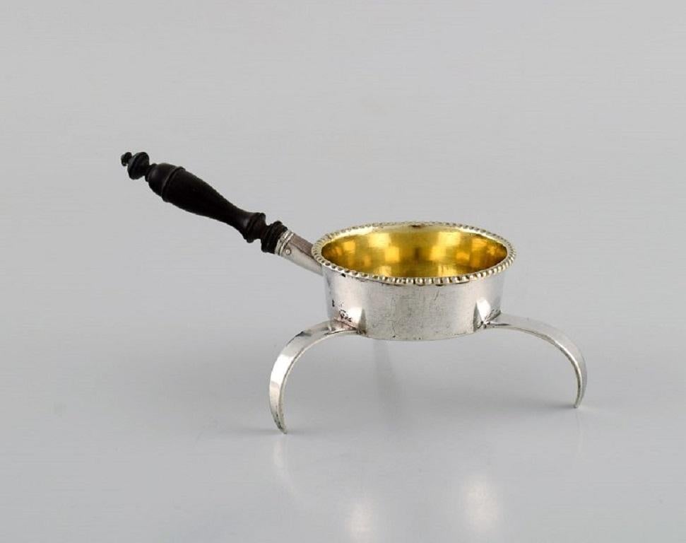 European silversmith. 
Antique silver tea strainer on tripod with shaft in turned ebony. Gilded inside. 
1800s.
Measures: 12.5 x 5.5 cm.
In excellent condition.
Stamped.
Large private collection of European silver tea strainers.