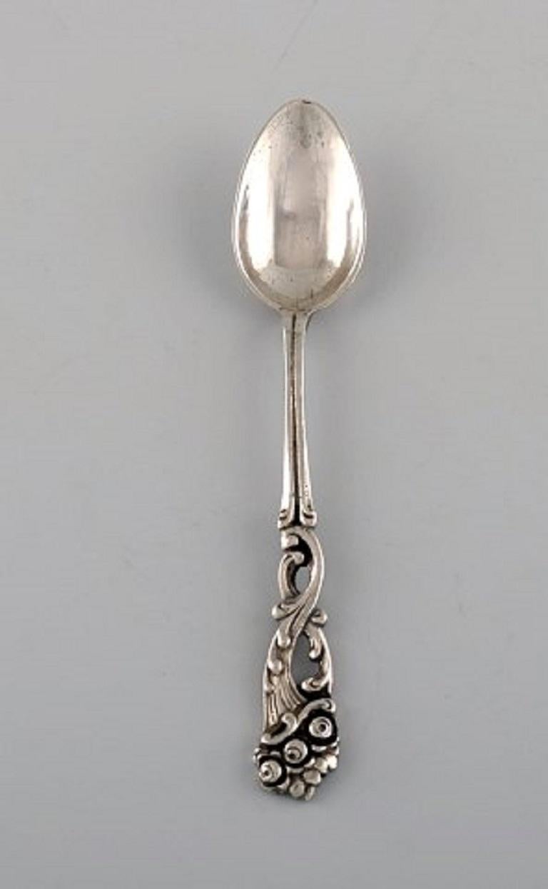 European silversmith. Five teaspoons and a cold meat fork in silver, 800, circa 1900.
The cold meat fork measures: 13.7 cm.
In excellent condition.
Signed.