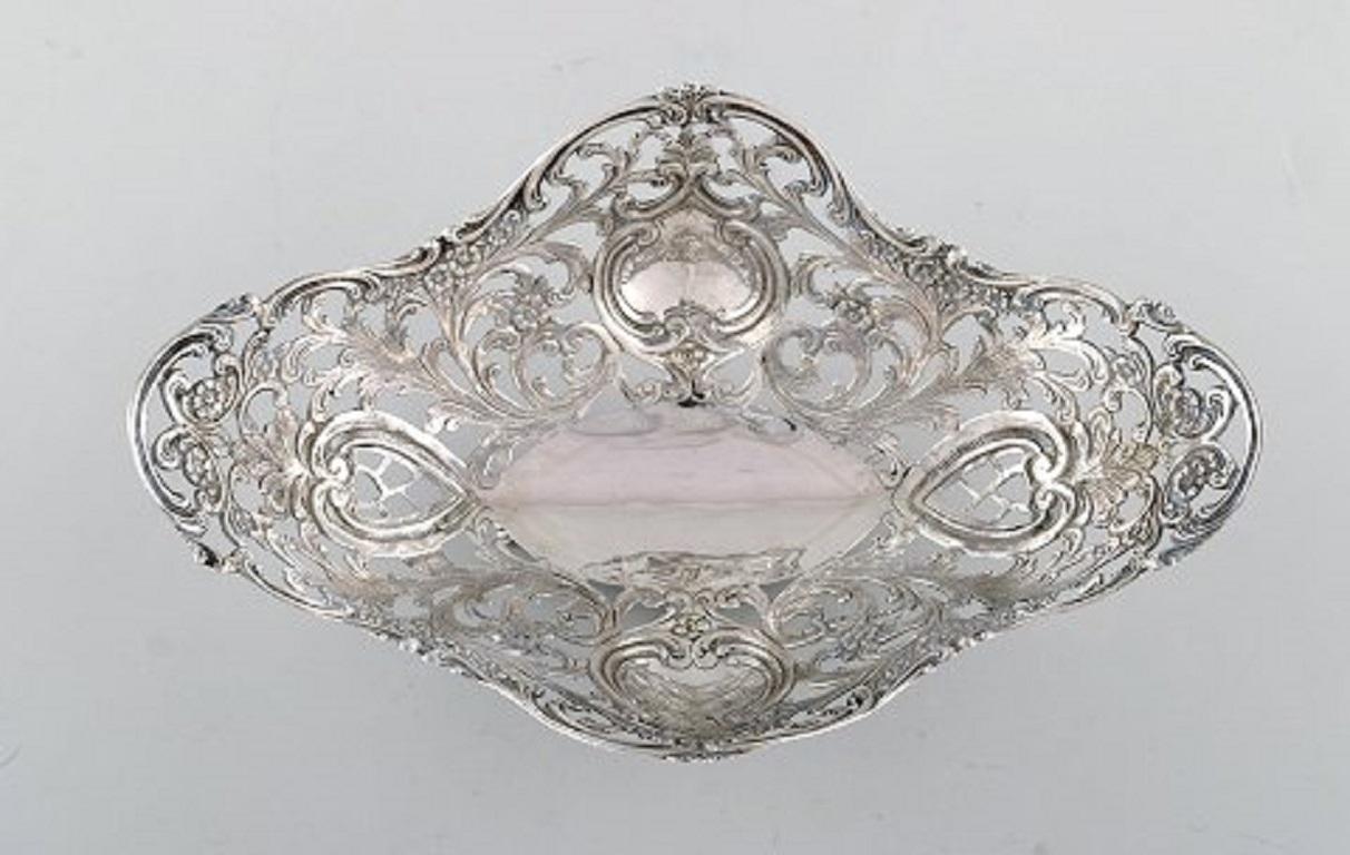 Europäischer Silberschmied, Ornamentale Silberschale auf Füßen, um 1900.
Gestempelt.
In sehr gutem Zustand.
Maße: 25 x 9 cm.