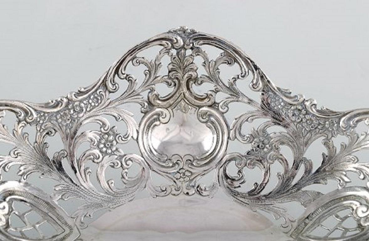 Europäische Silberschmiede:: Ornamentale Silberschale auf Füßen:: um 1900 (Rokoko) im Angebot
