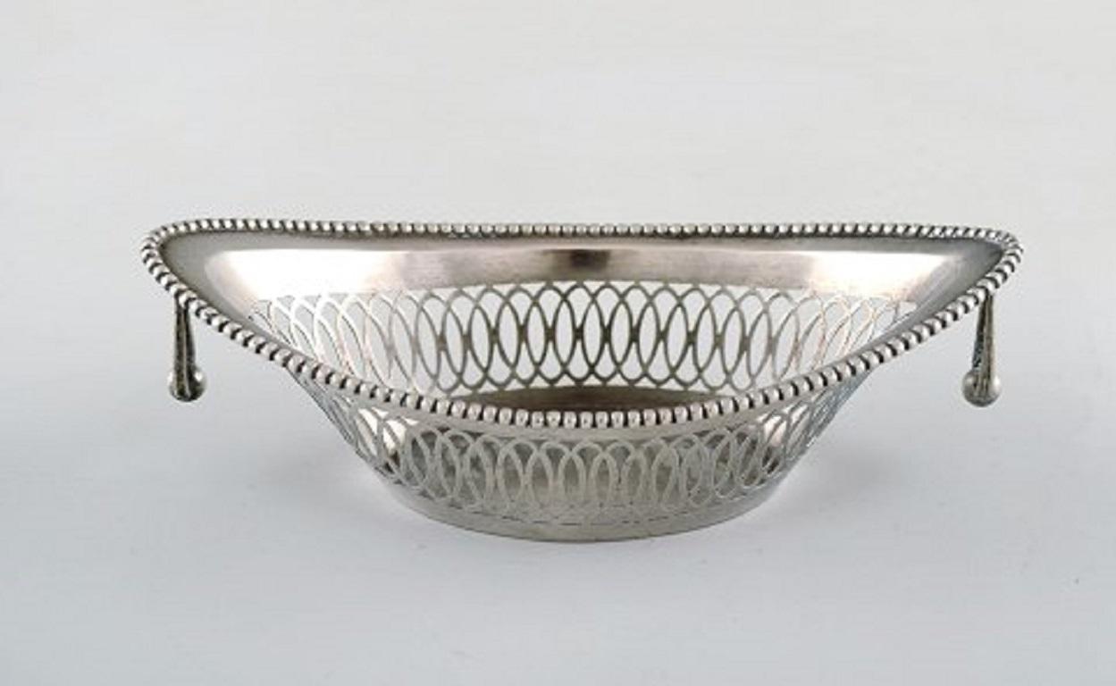 European silversmith. Silver bowl with reticulated decoration and handles, circa 1900.
In very good condition.
Stamped.
Measures: 14.2 x 4.2 cm.