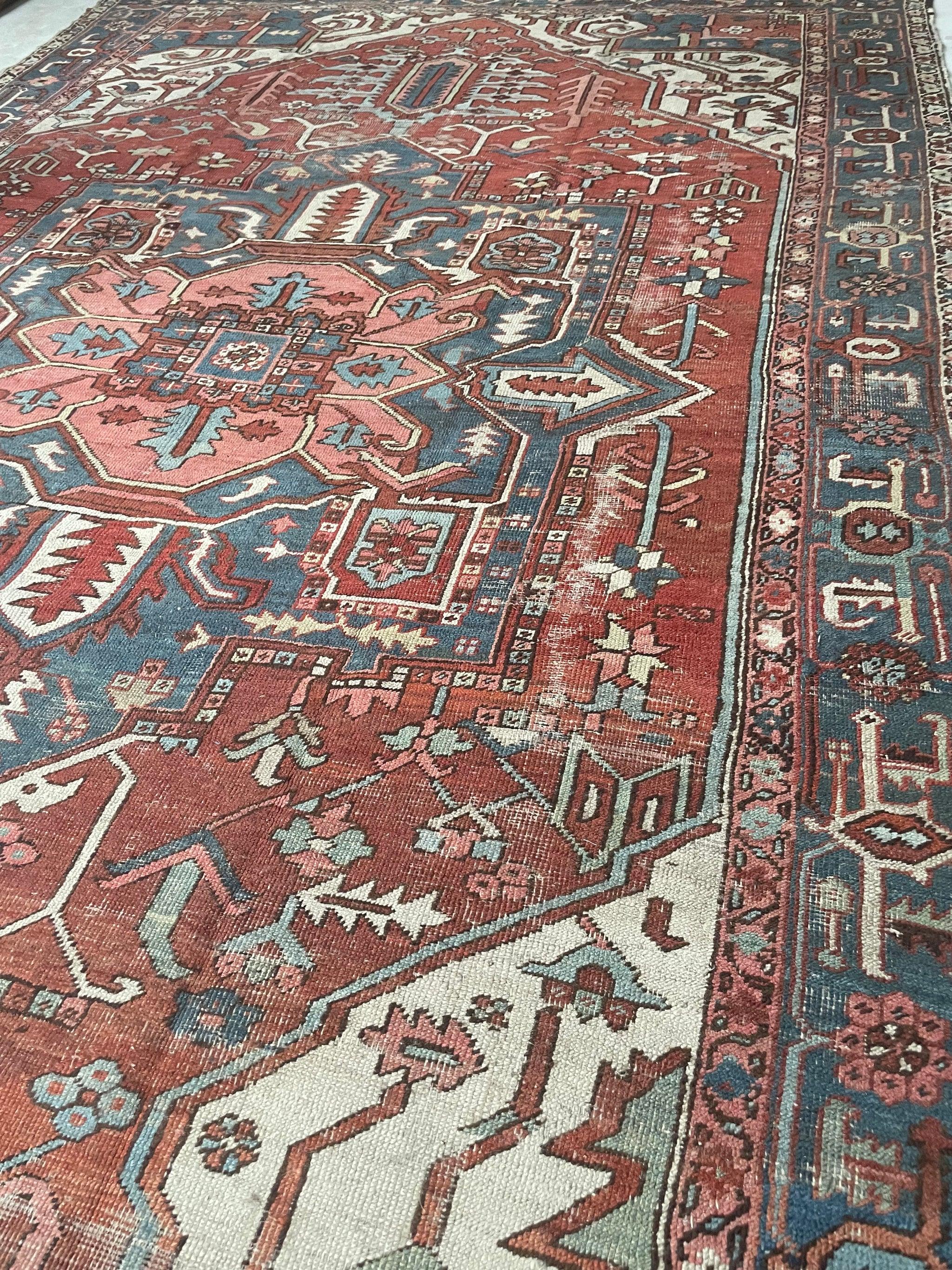 Noué à la main Tapis Heriz-Serapi ancien de taille européenne, vers les années 1910-20 en vente