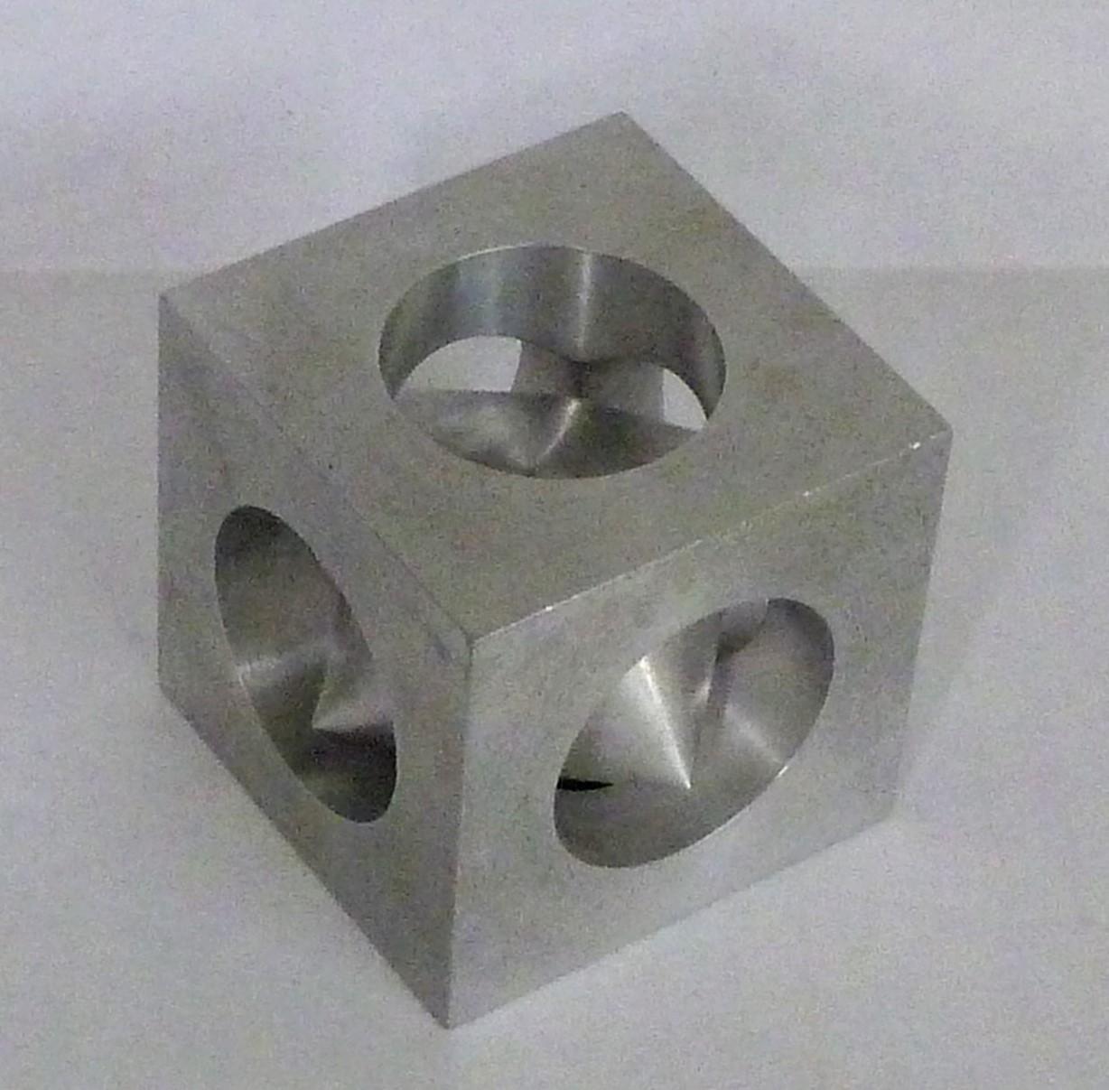 Achetée en Espagne et datant des années 1970, cette fantastique babiole ou bibelot avec sa forme de quadricorne enchâssée dans un solide cube de métal est une énigme. Comment ont-ils mis ça à l'intérieur ? ? ???
Fabriqué en aluminium massif, c'est