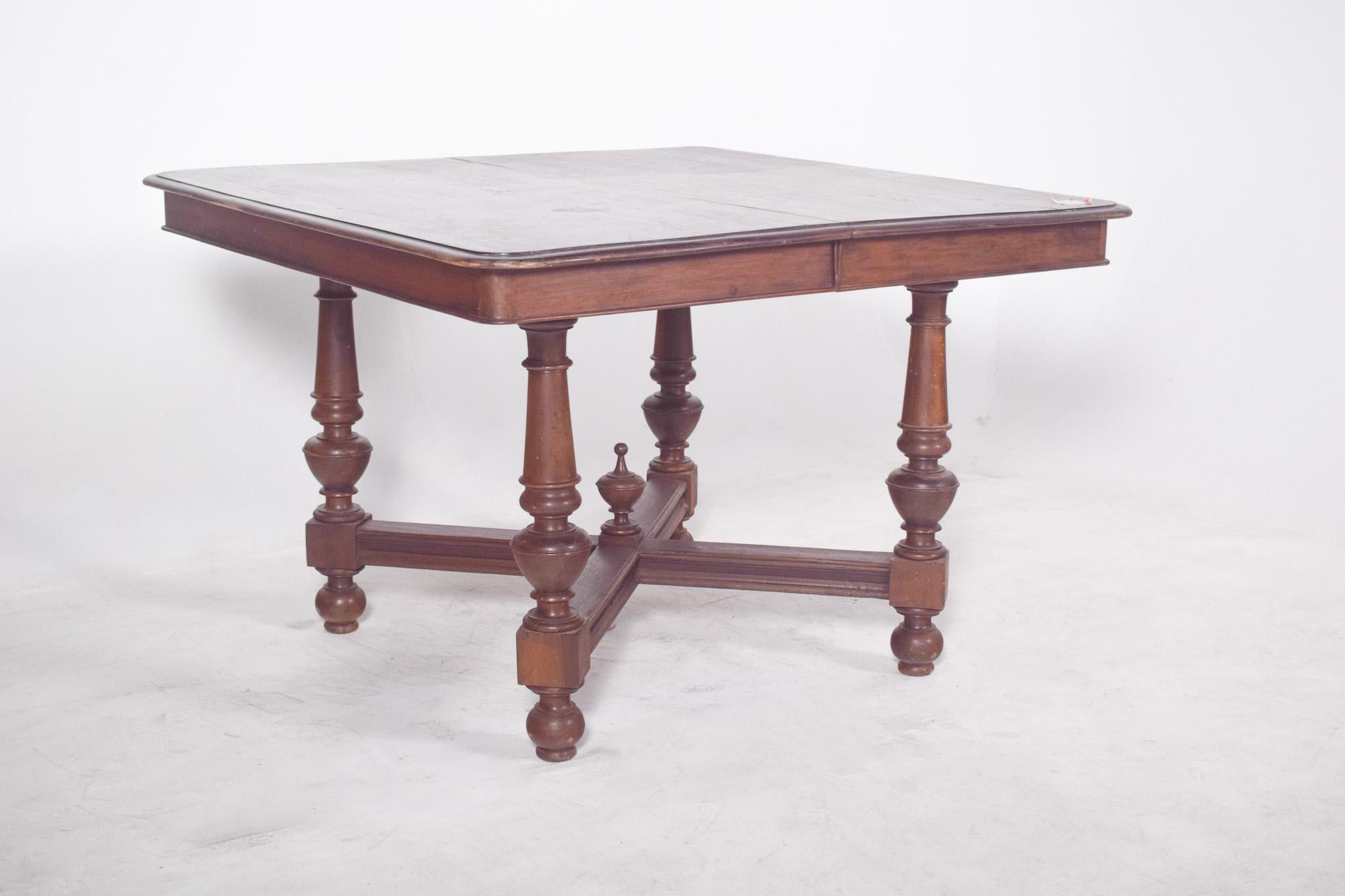 Oval-top table. With a folding structure and an ovalised shape when open, it features a dark wood that combines robustness and practicality, ideal for versatile environments.
The top has two rounded flaps that can be raised and supported by