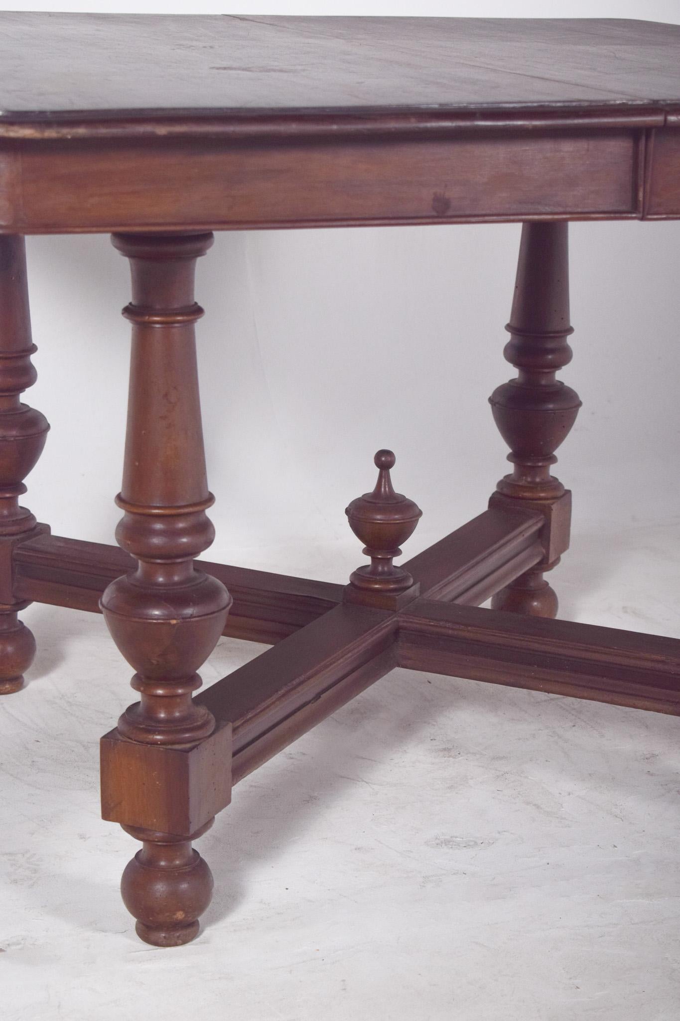 European Square Extendable Dining Table In Good Condition For Sale In Lisboa, Lisboa