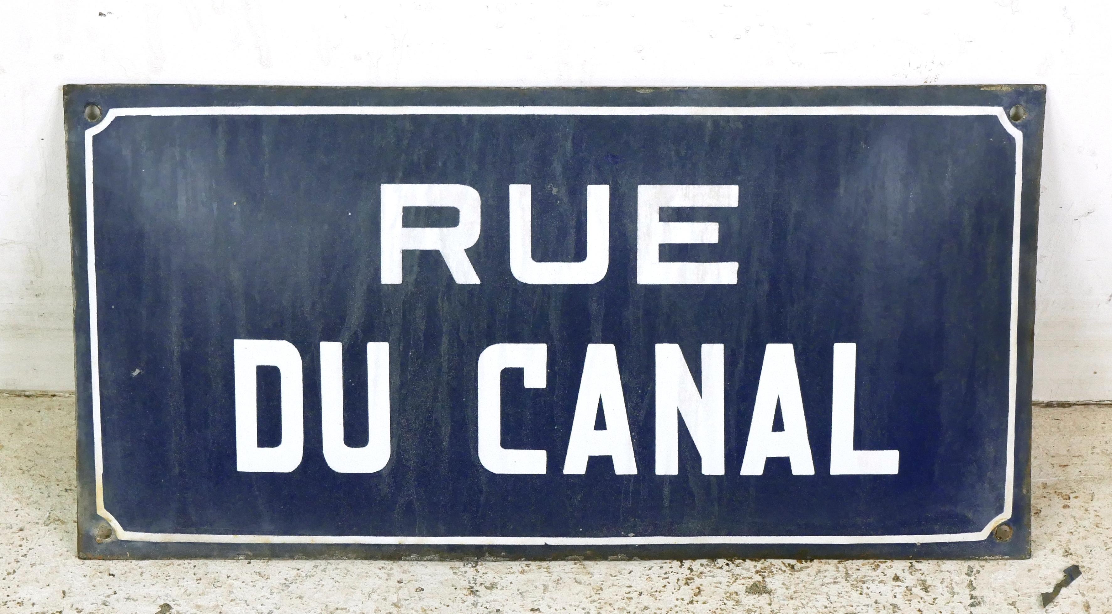 Plaque de rue européenne en acier avec une finition émaillée de couleur bleu foncé et blanc. Le panneau indique 