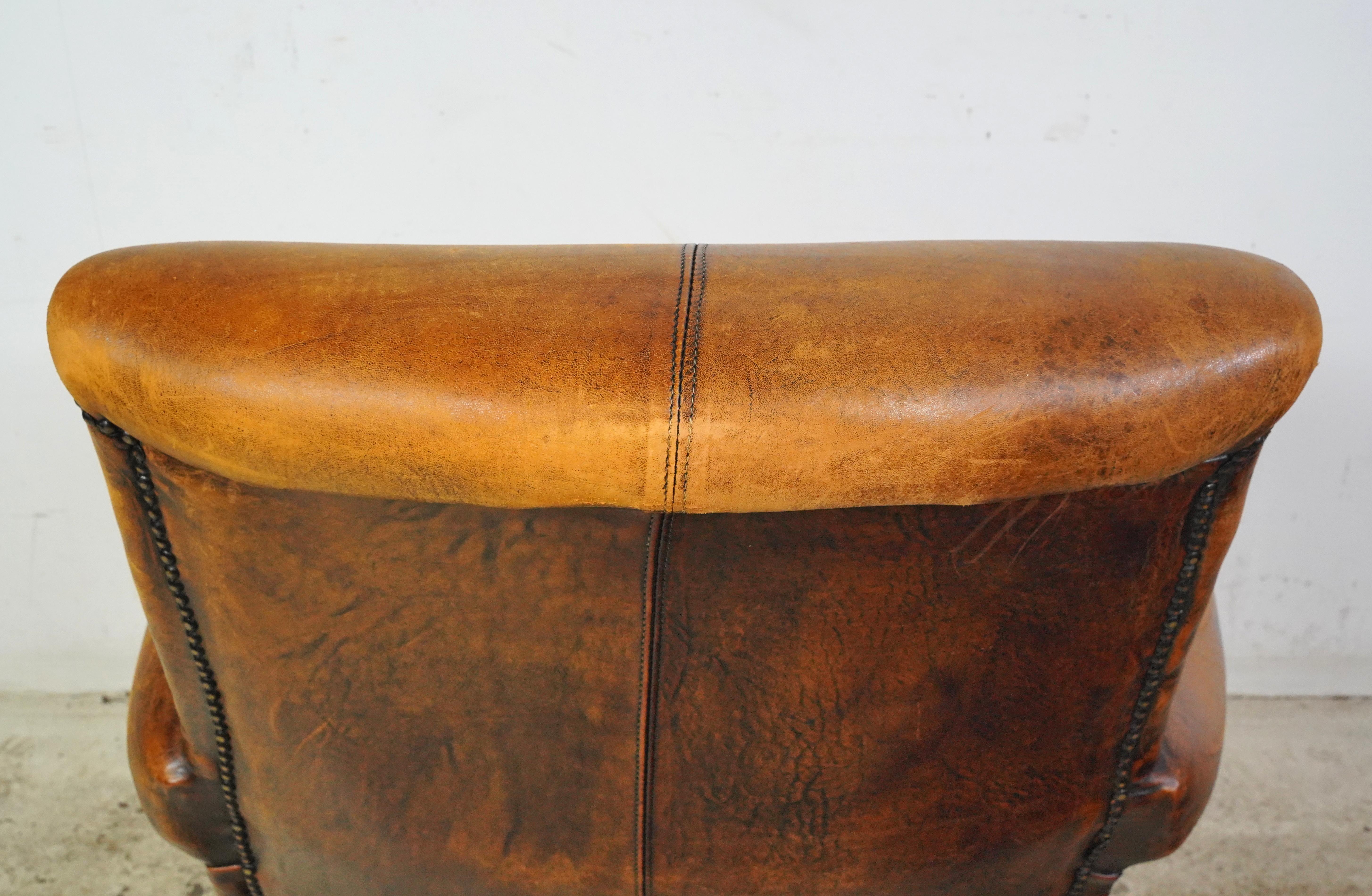Fauteuil club européen en cuir brun clouté en vente 4