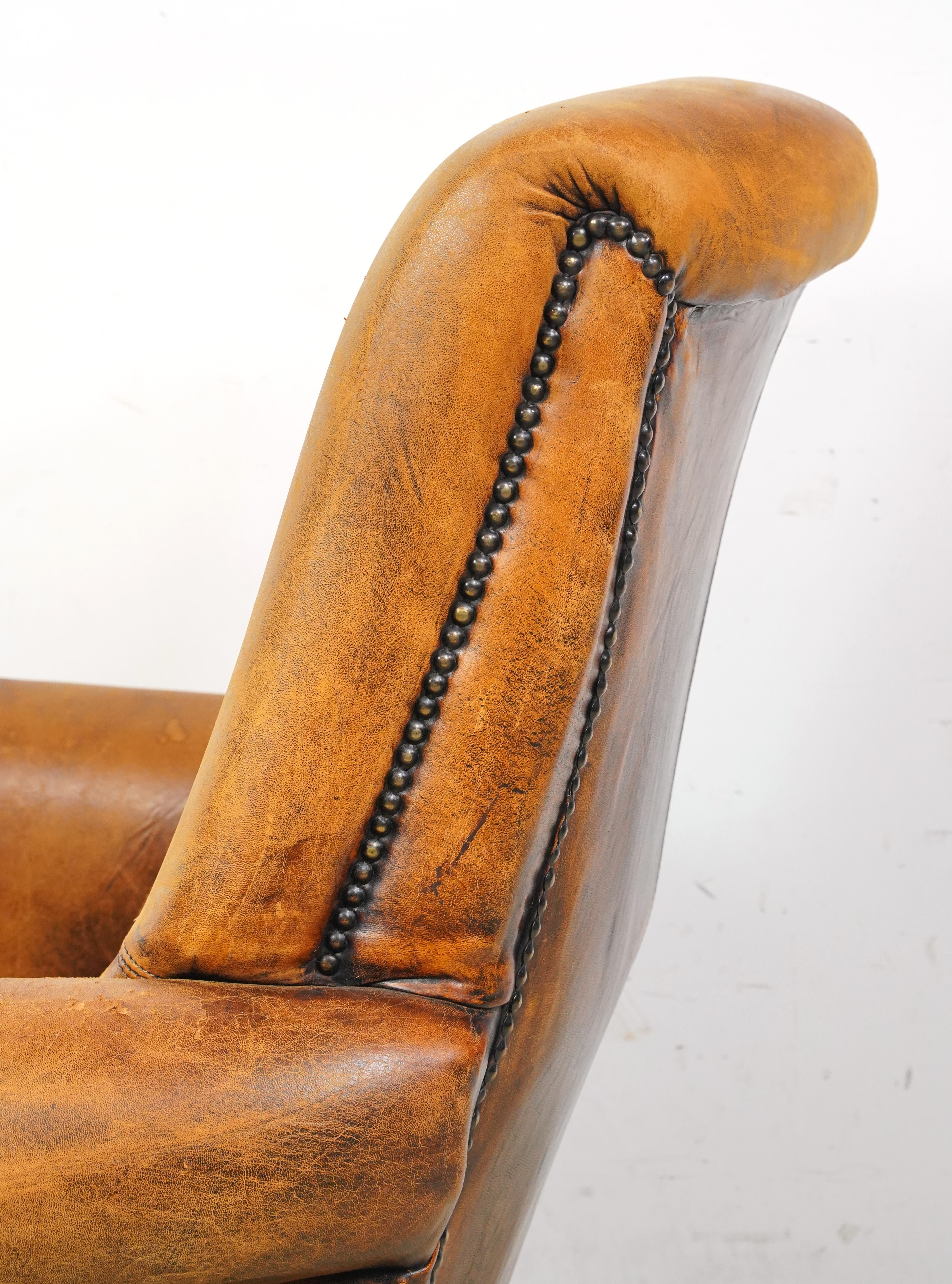 Fauteuil club européen en cuir brun clouté en vente 6