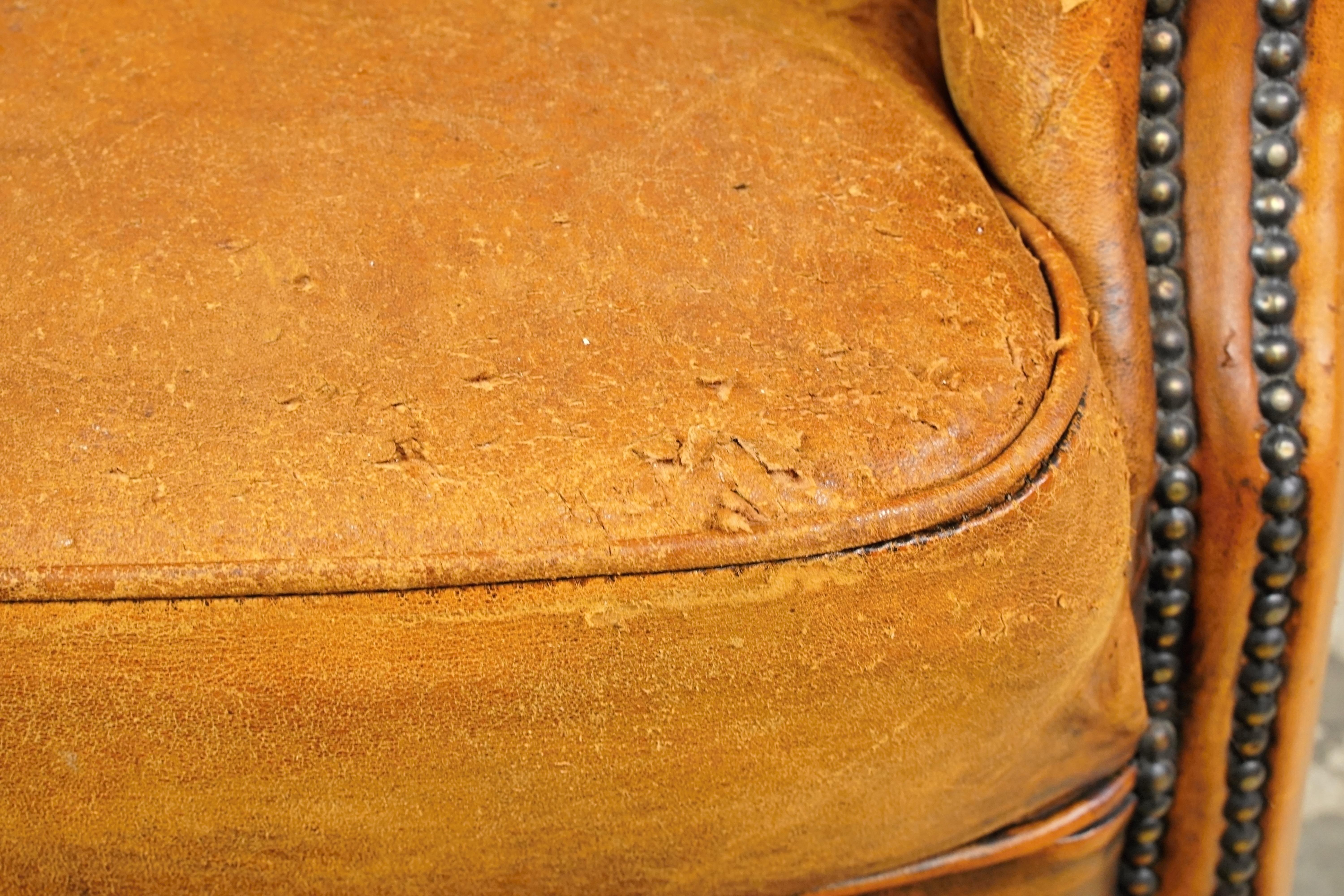 Fauteuil club européen en cuir brun clouté Bon état - En vente à New York, NY