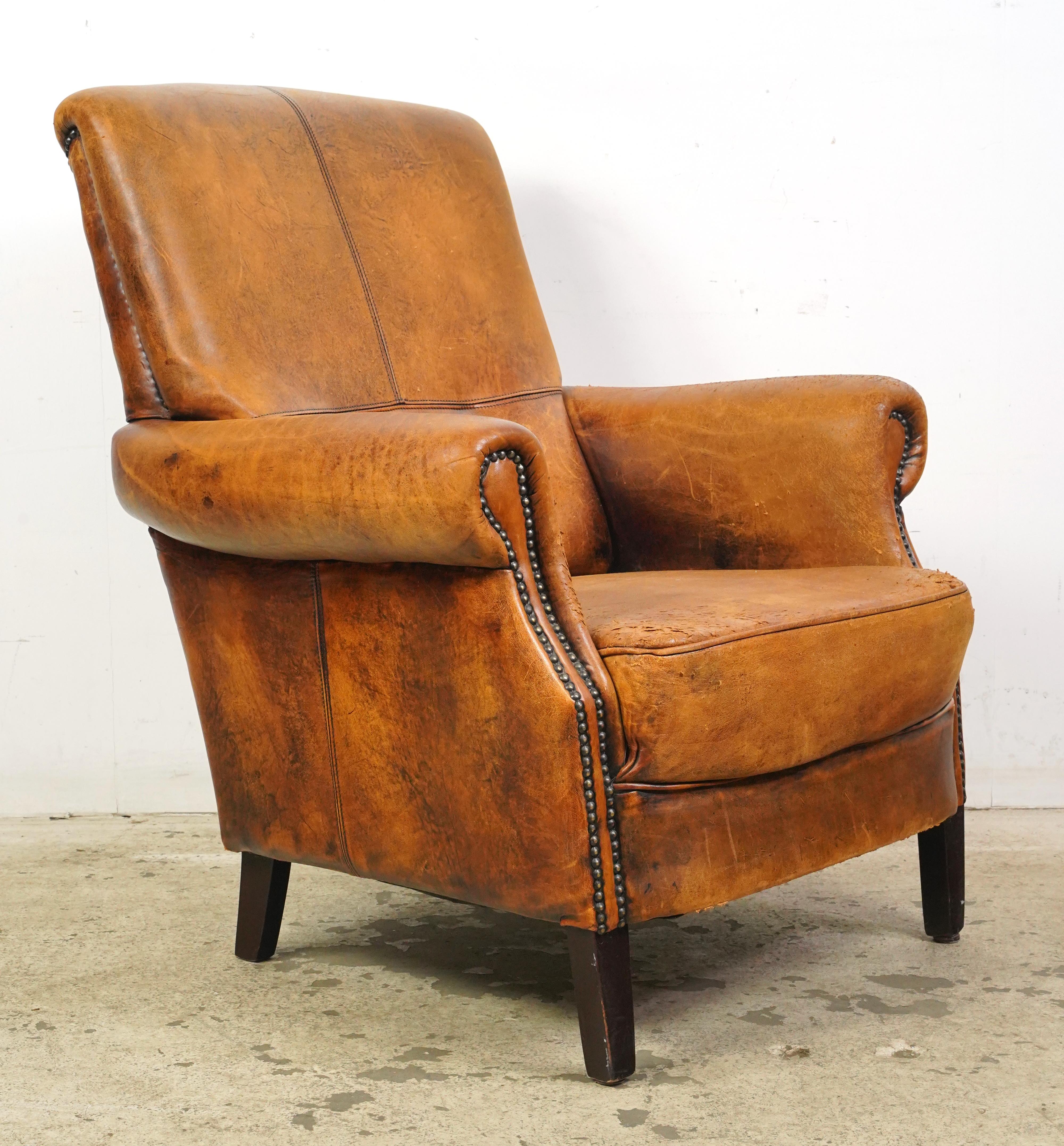 20ième siècle Fauteuil club européen en cuir brun clouté en vente