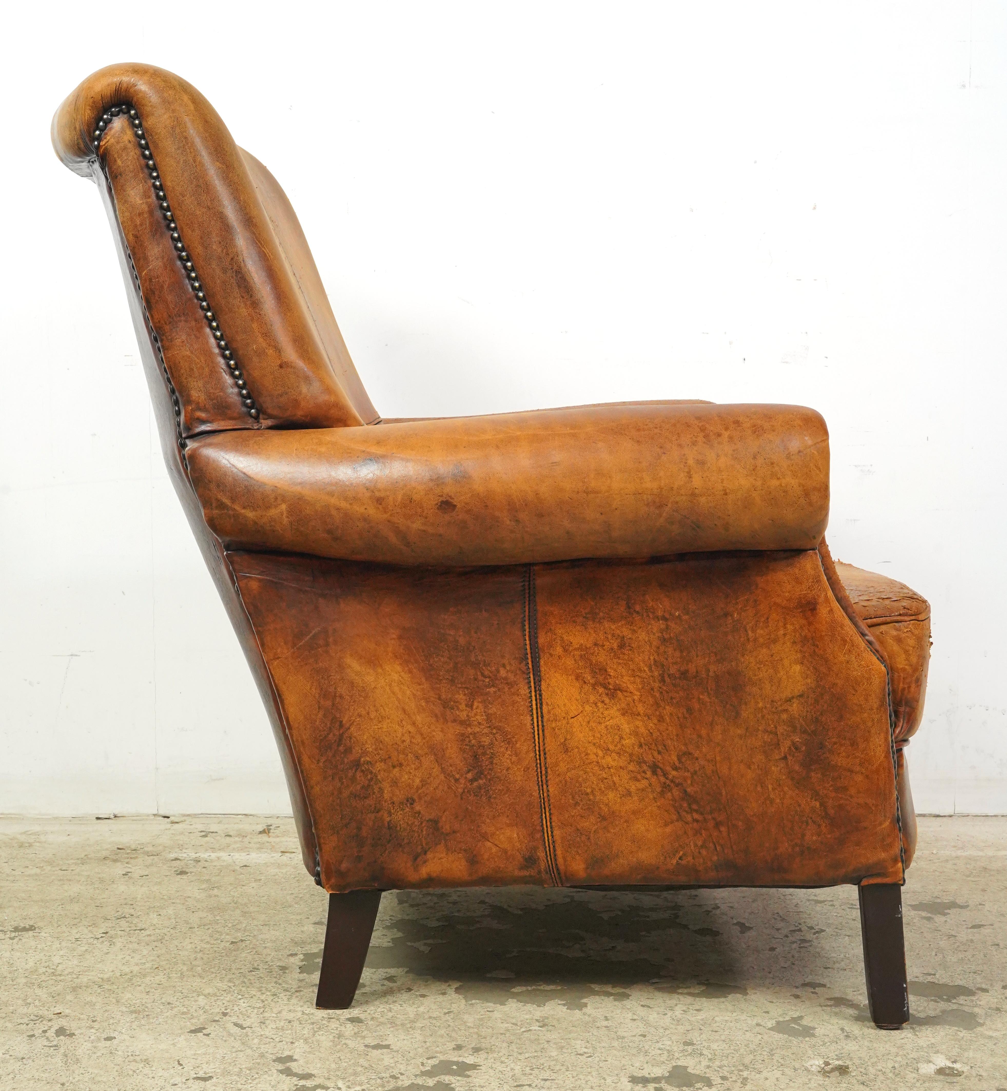 Fauteuil club européen en cuir brun clouté en vente 2