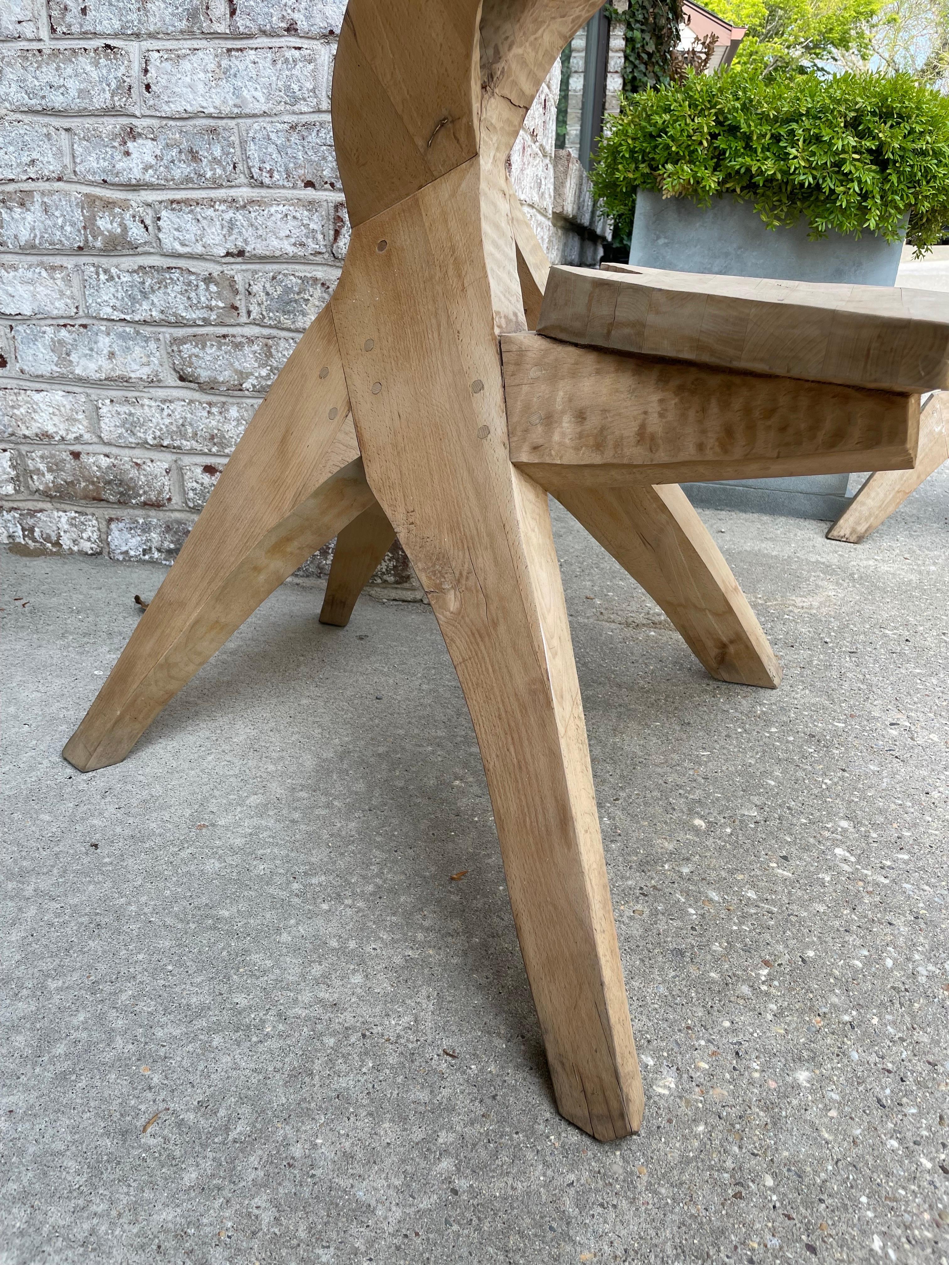 Sculpté Chaise européenne d'art d'atelier en bois sculpté à la manière de Jean Touret  en vente