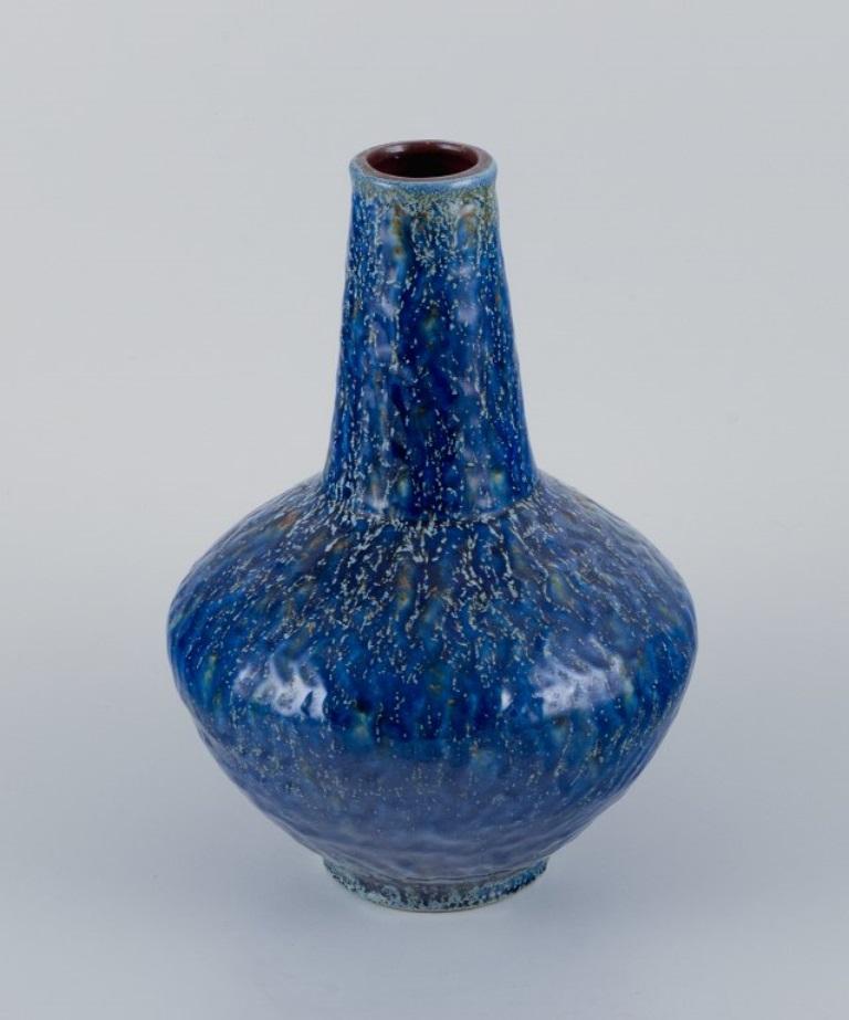 Europäischer Studiokeramiker, große Keramikvase mit blauer Glasur.
Ca. 1970er Jahre.
Label.
Undeutlich signiert auf der Unterseite.
In ausgezeichnetem Zustand.
Abmessungen: Durchmesser 18,0 cm x Höhe 26,0 cm.