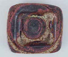 Artista europeo della ceramica da studio. Unica ciotola in ceramica con smalto marrone.