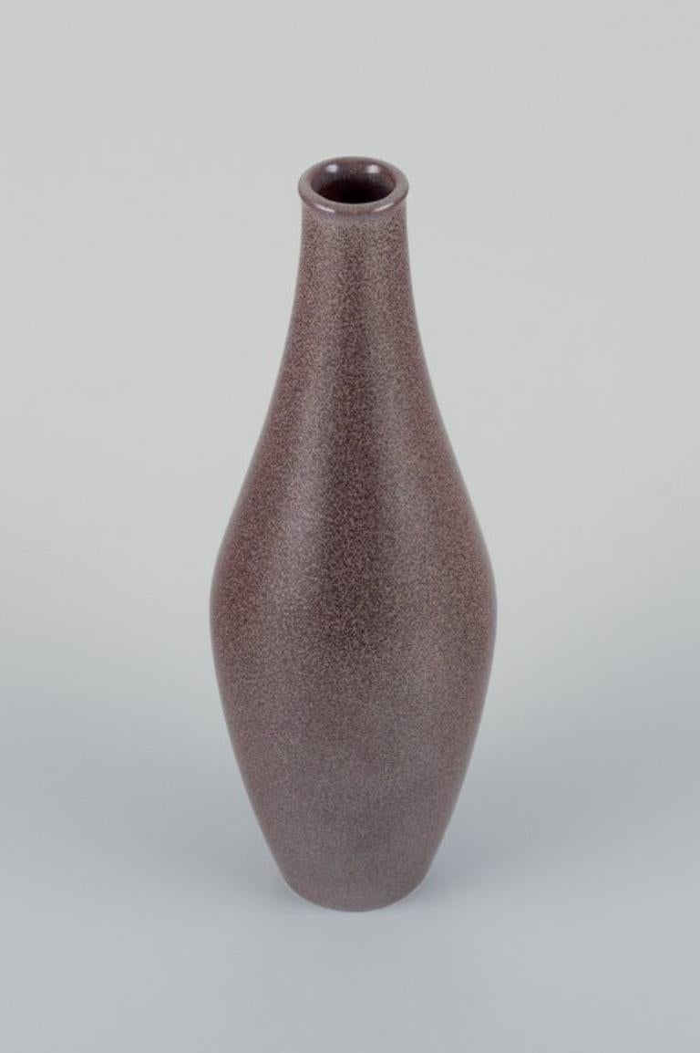 European studio ceramicist, ceramic vase with speckled glaze in brown tones.
Approx. 1980s.
In excellent condition.
Dimensions: H 24.5 cm x D 8.5 cm.