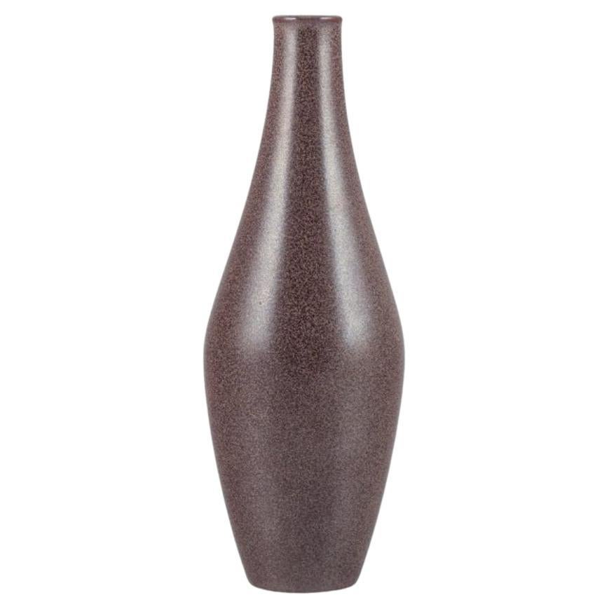Céramiste de studio européen, vase en céramique à glaçure mouchetée dans les tons de Brown. 