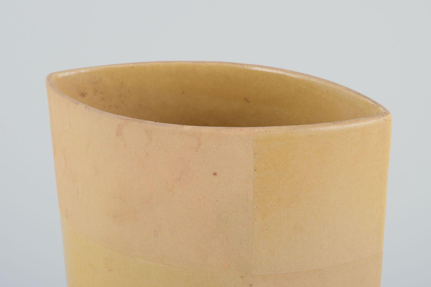 Europäischer Studiokeramiker. Keramikvase mit gelber Glasur. 1980er Jahre (Unbekannt) im Angebot