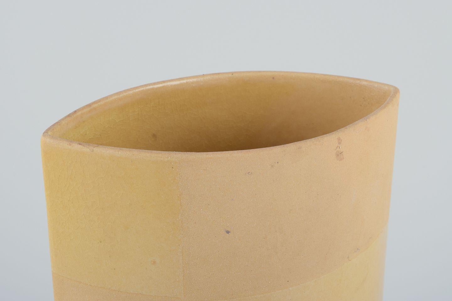Europäischer Studiokeramiker. Keramikvase mit gelber Glasur. 1980er Jahre (Glasiert) im Angebot