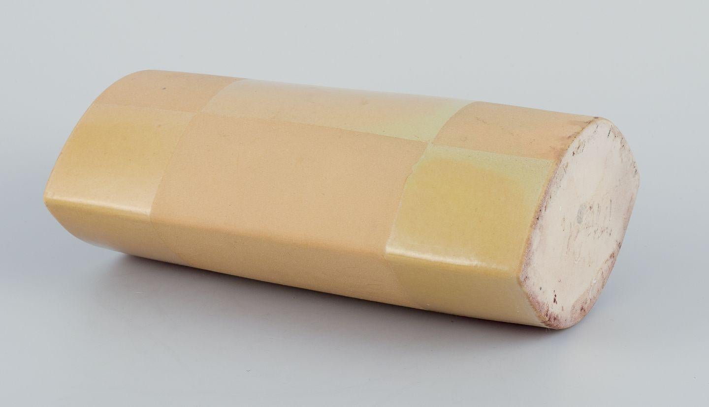 Europäischer Studiokeramiker. Keramikvase mit gelber Glasur. 1980er Jahre im Angebot 1