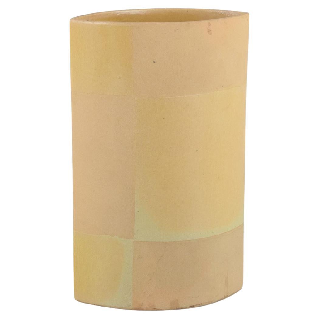 Europäischer Studiokeramiker. Keramikvase mit gelber Glasur. 1980er Jahre