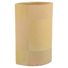 Europäischer Studiokeramiker. Keramikvase mit gelber Glasur. 1980er Jahre