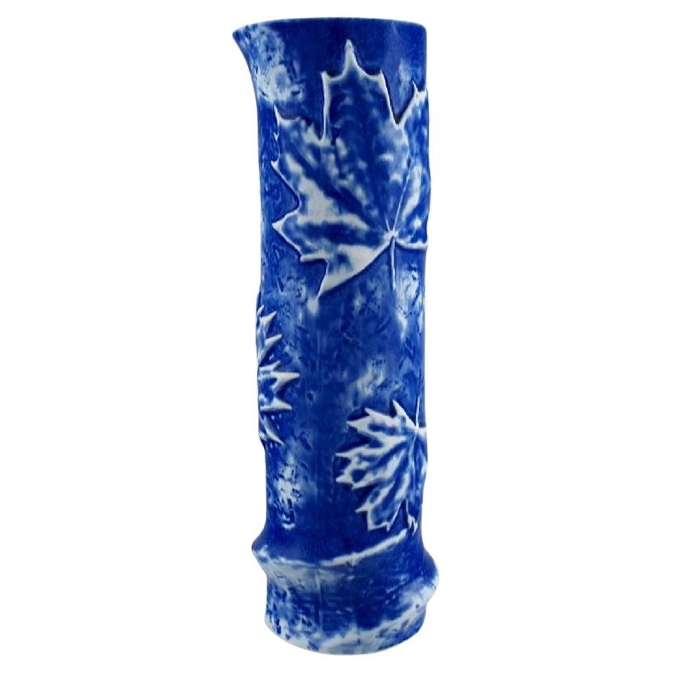 Zylindrische Vase aus glasierter Keramik mit Ahornblättern, europäischer Studio-Keramik