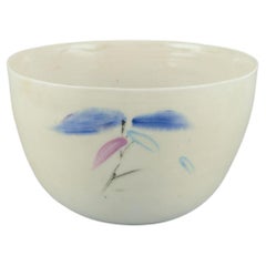 Céramiste d'atelier européen. Grand bol à motifs floraux, années 1980